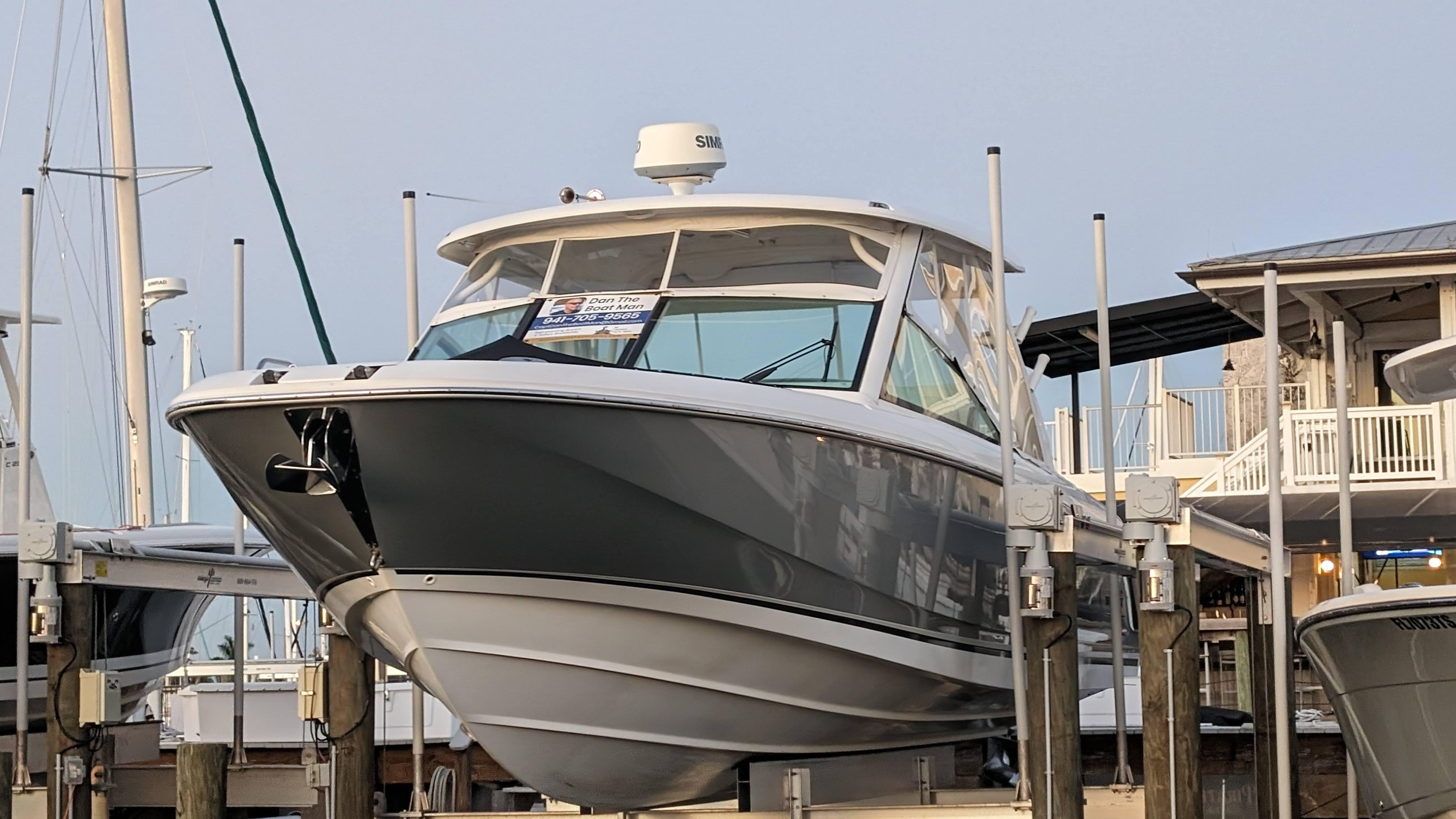 Boston Whaler 320 Vantage Twin 350 Merc Joystick