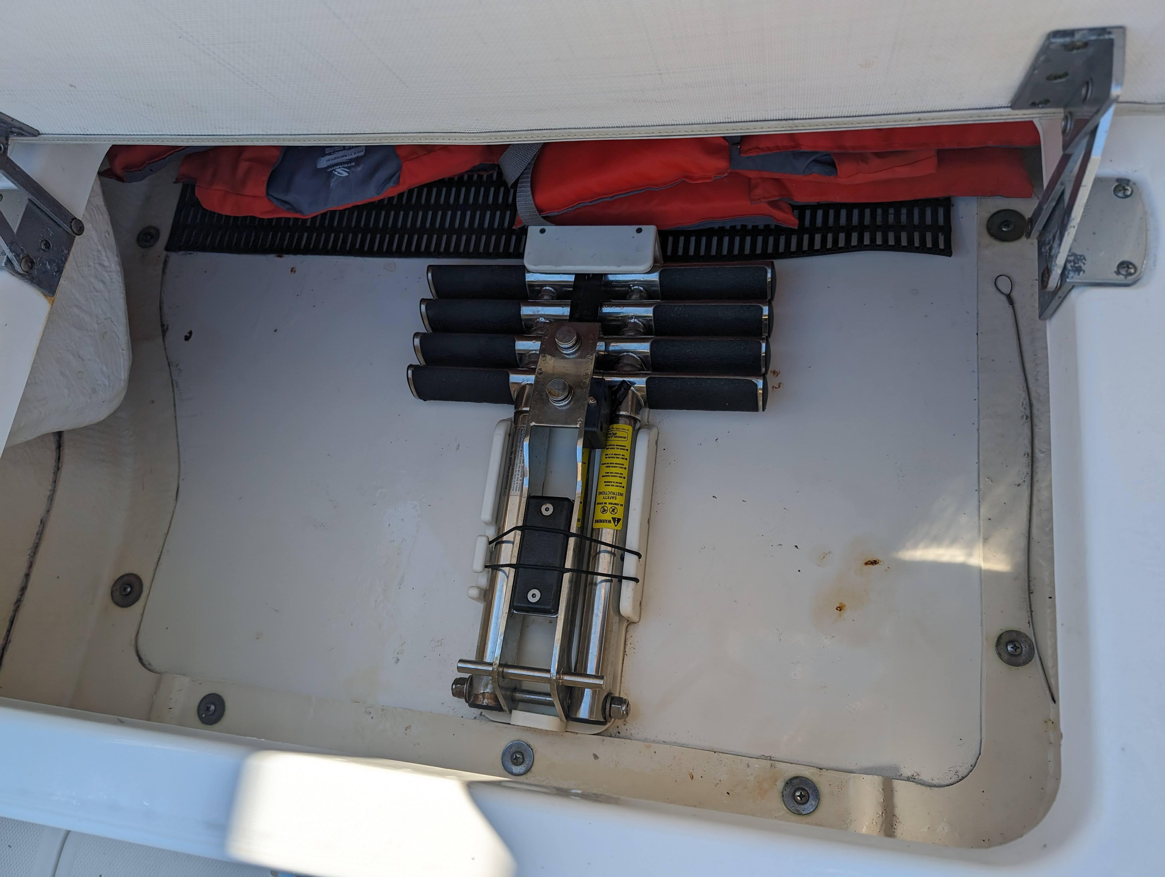 Boston Whaler 320 Vantage Twin 350 Merc Joystick