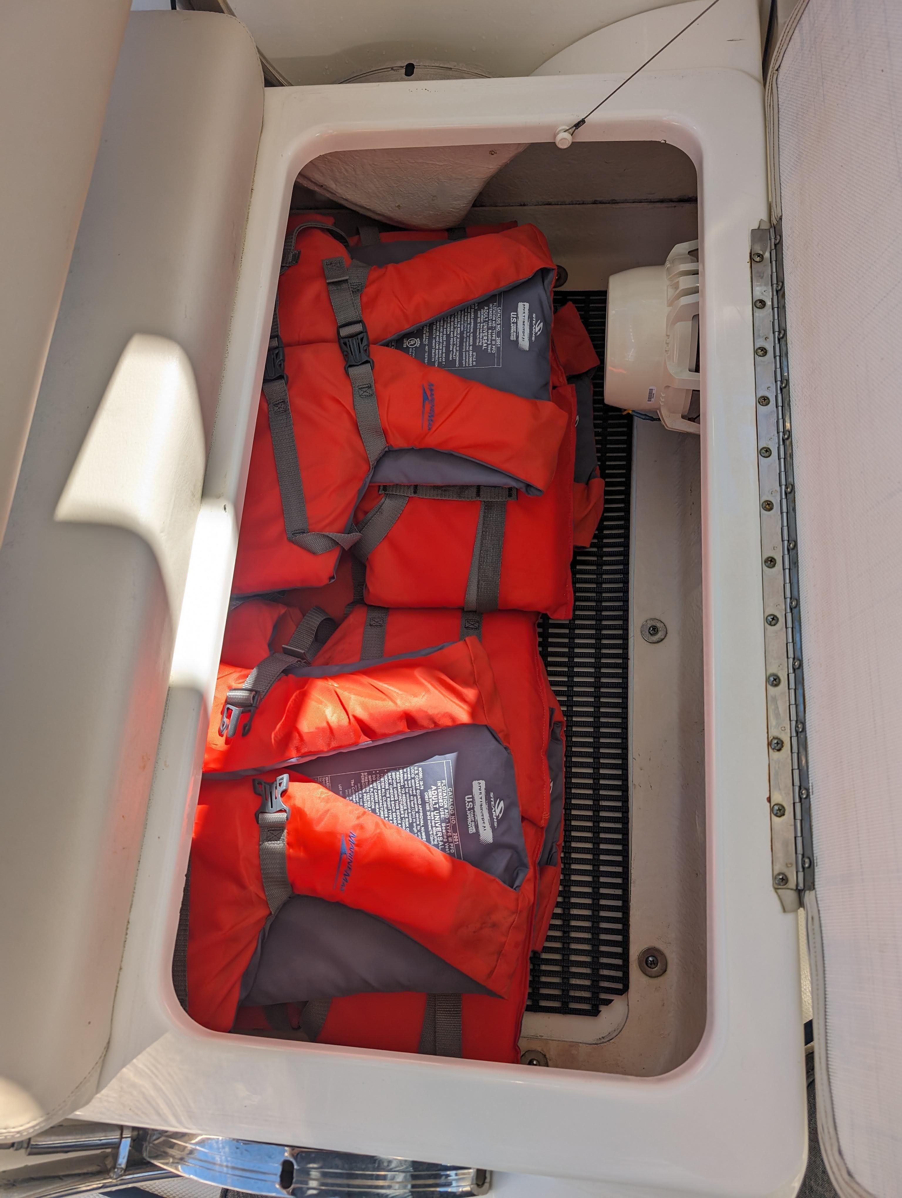 Boston Whaler 320 Vantage Twin 350 Merc Joystick