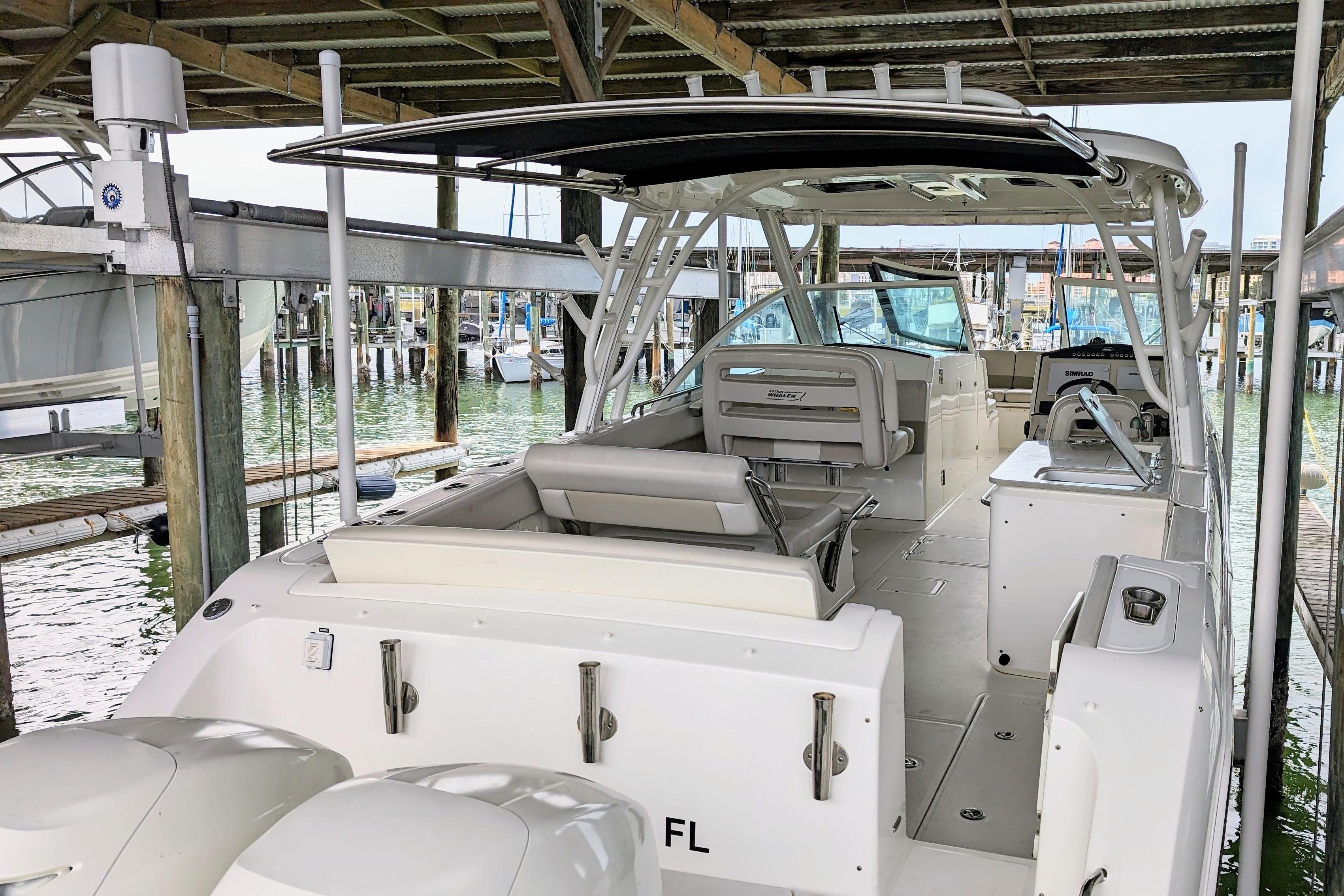 Boston Whaler 320 Vantage Twin 350 Merc Joystick