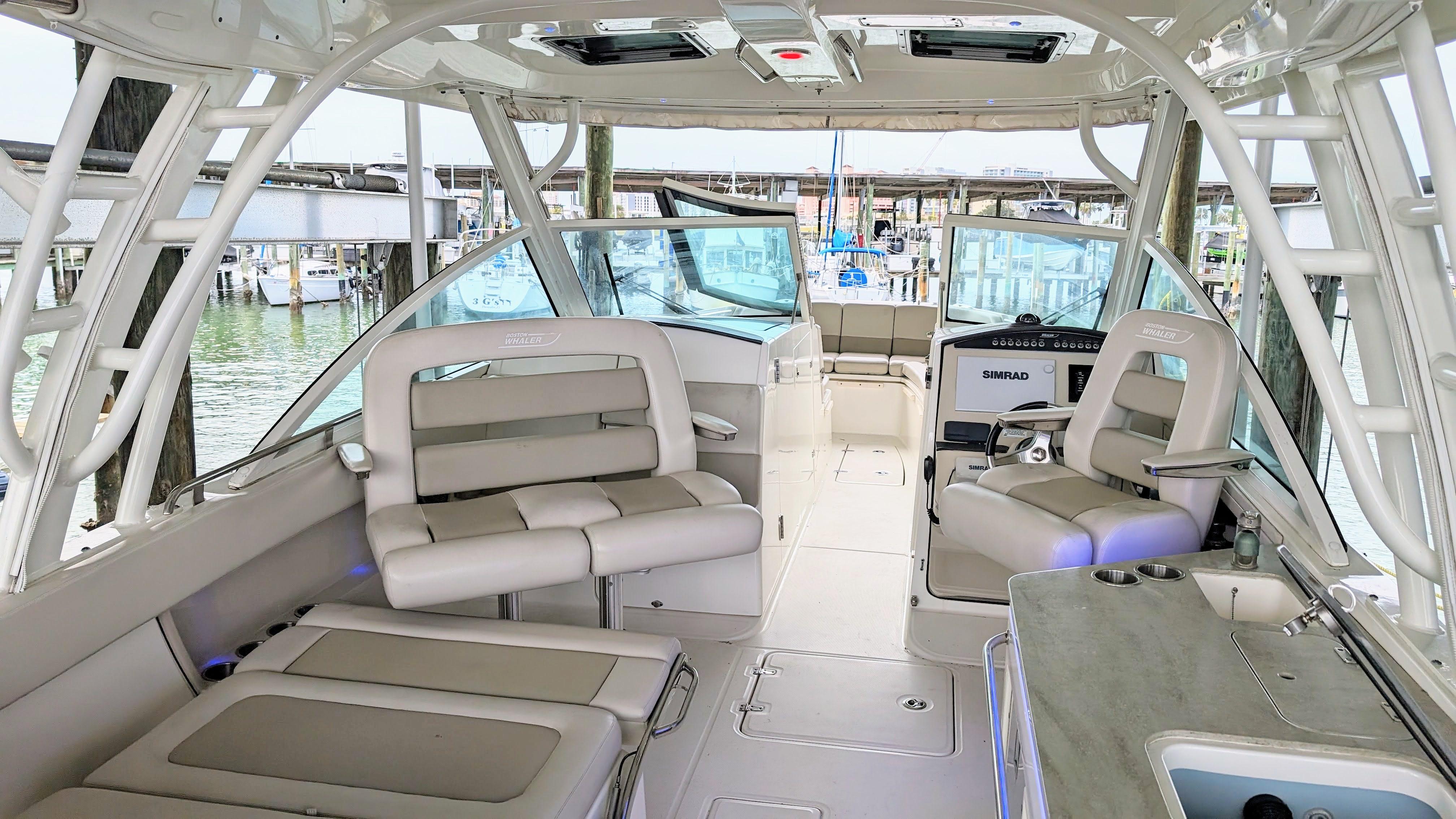 Boston Whaler 320 Vantage Twin 350 Merc Joystick