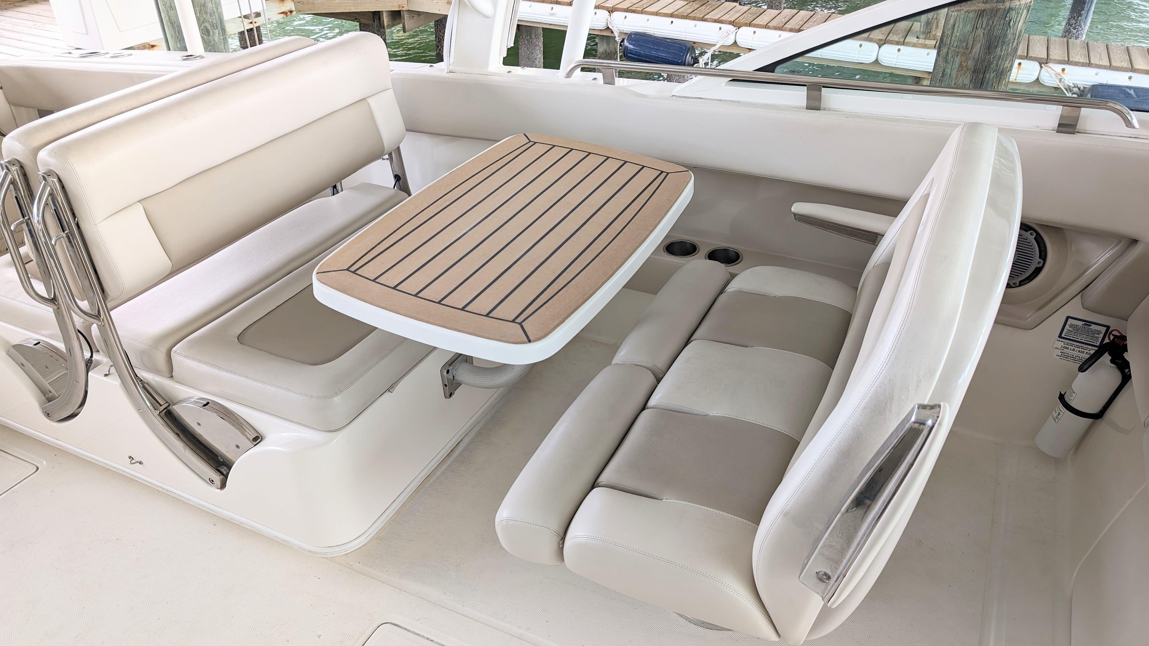 Boston Whaler 320 Vantage Twin 350 Merc Joystick