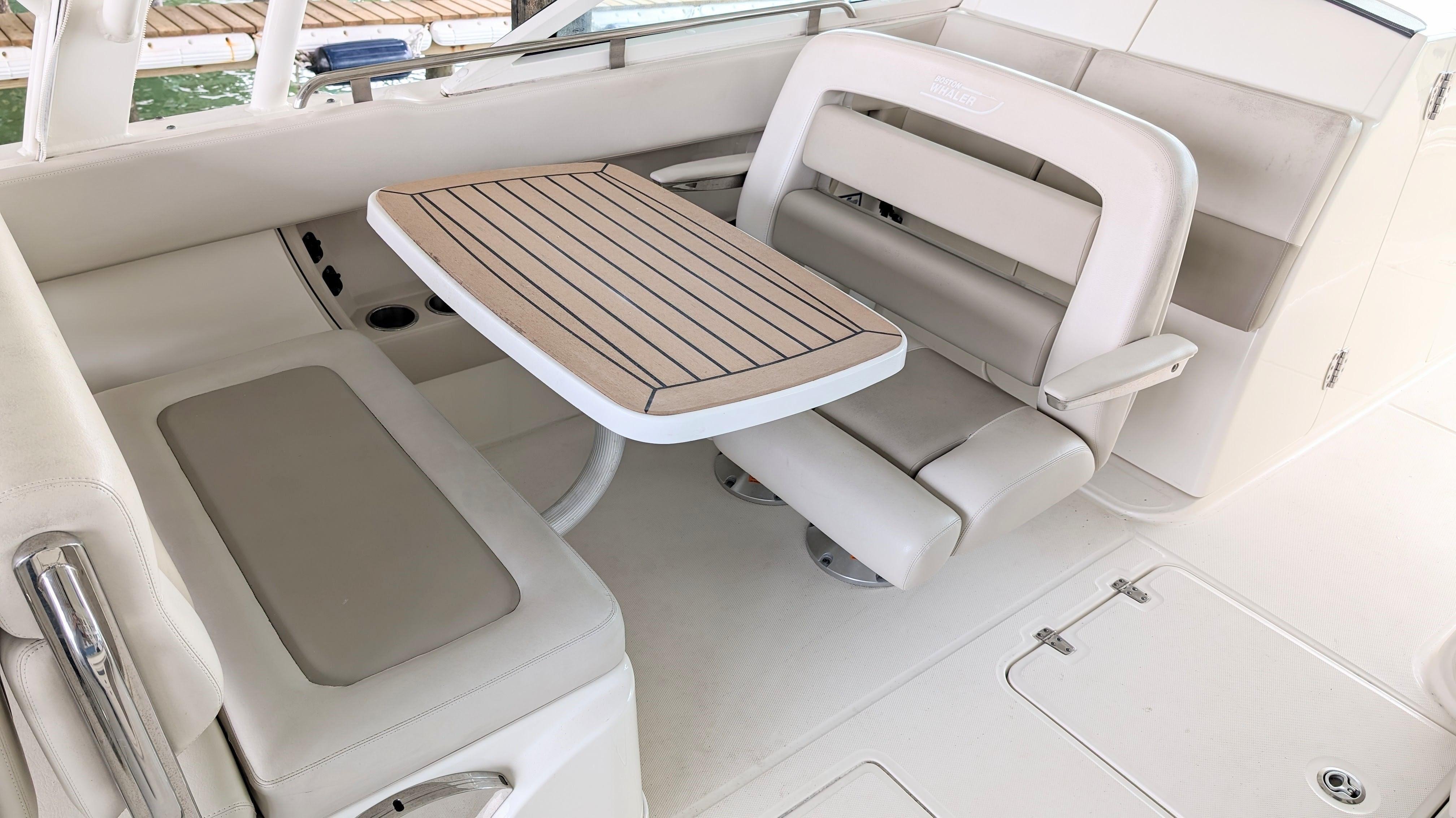 Boston Whaler 320 Vantage Twin 350 Merc Joystick