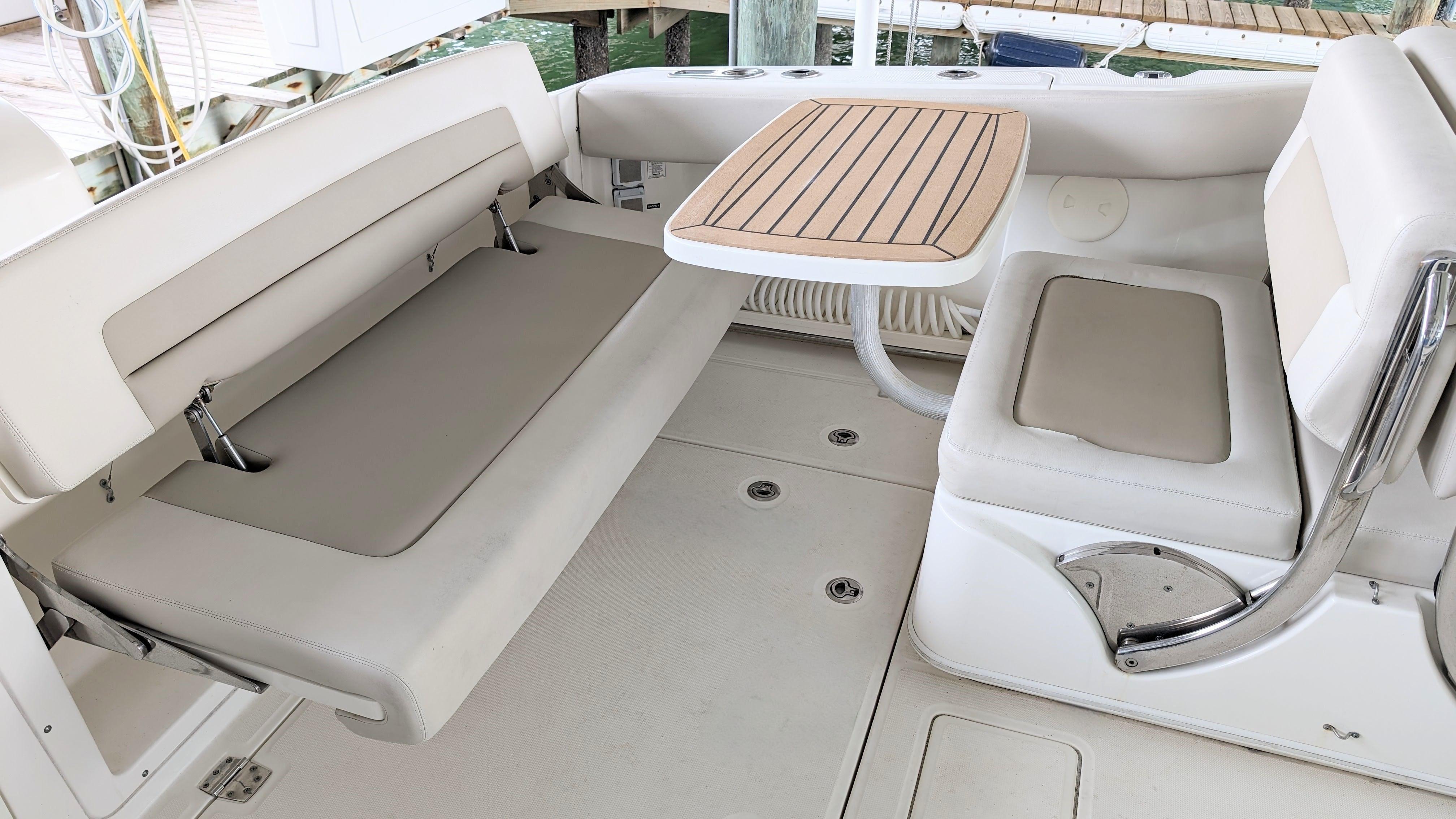 Boston Whaler 320 Vantage Twin 350 Merc Joystick