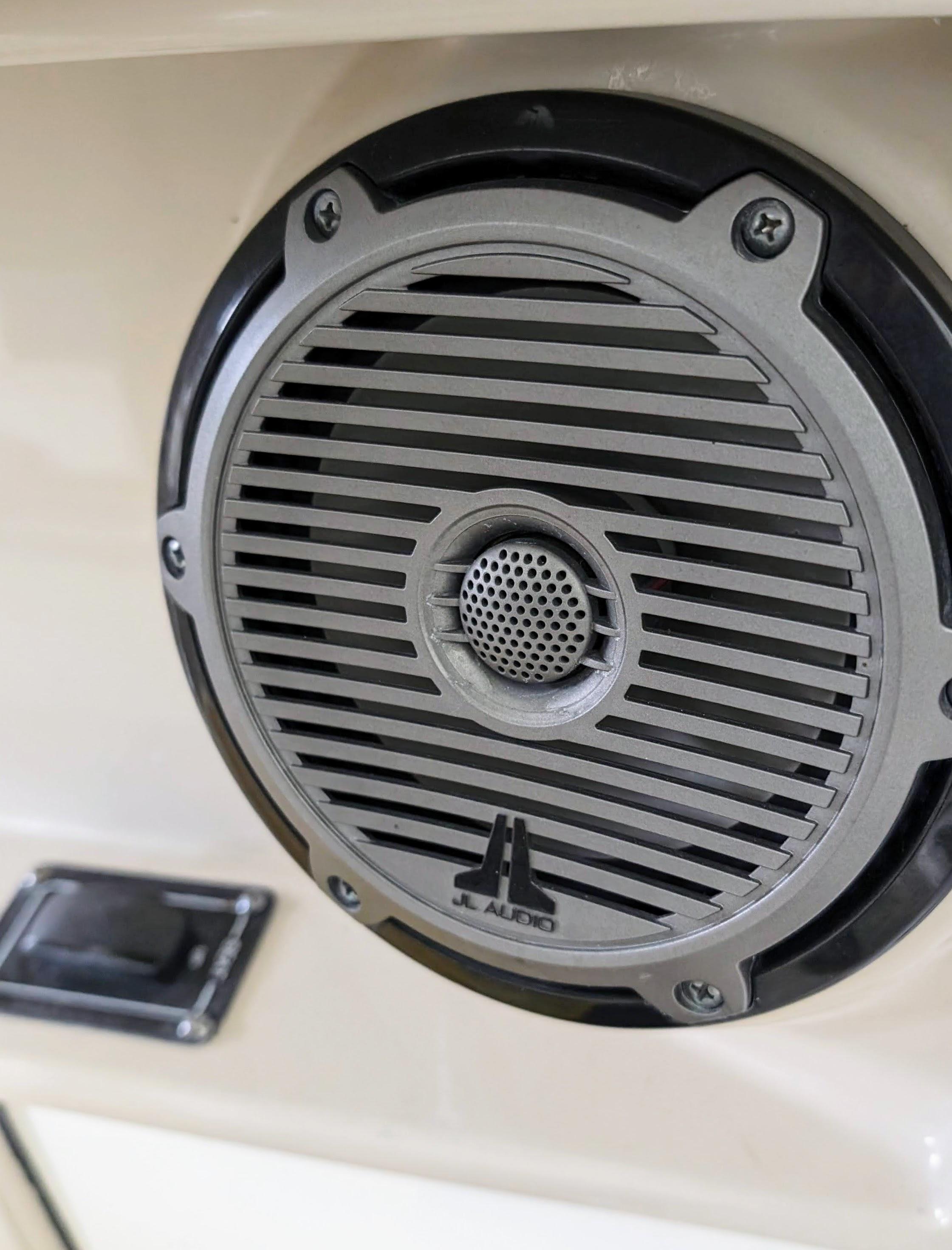 Boston Whaler 320 Vantage Twin 350 Merc Joystick