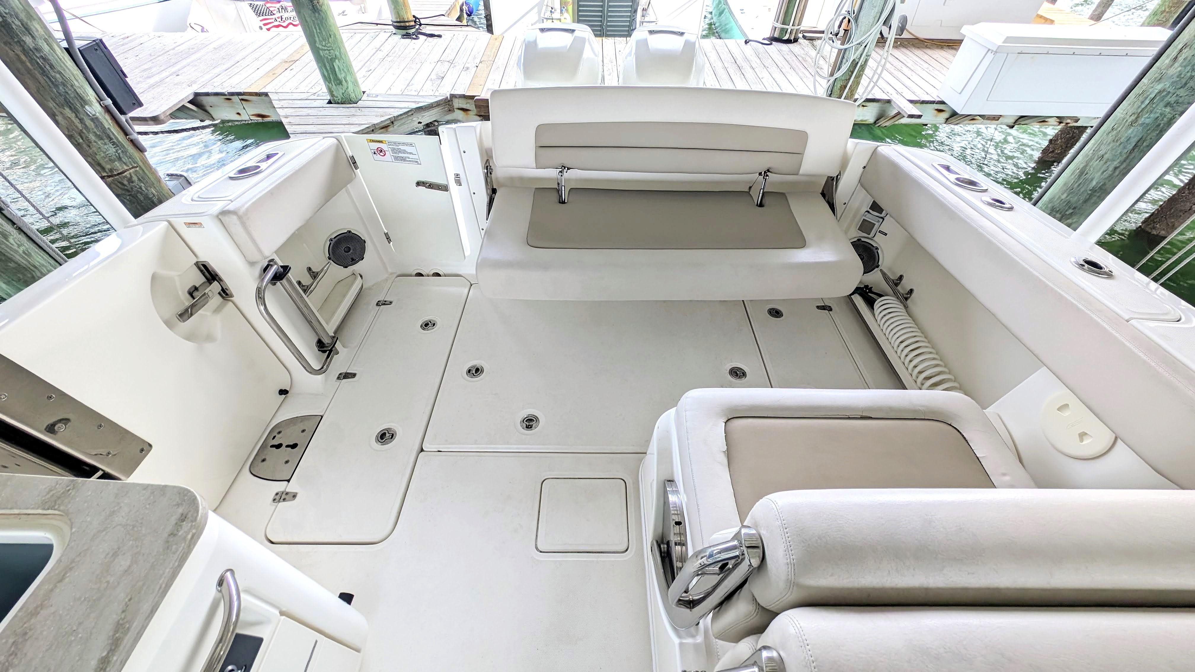 Boston Whaler 320 Vantage Twin 350 Merc Joystick