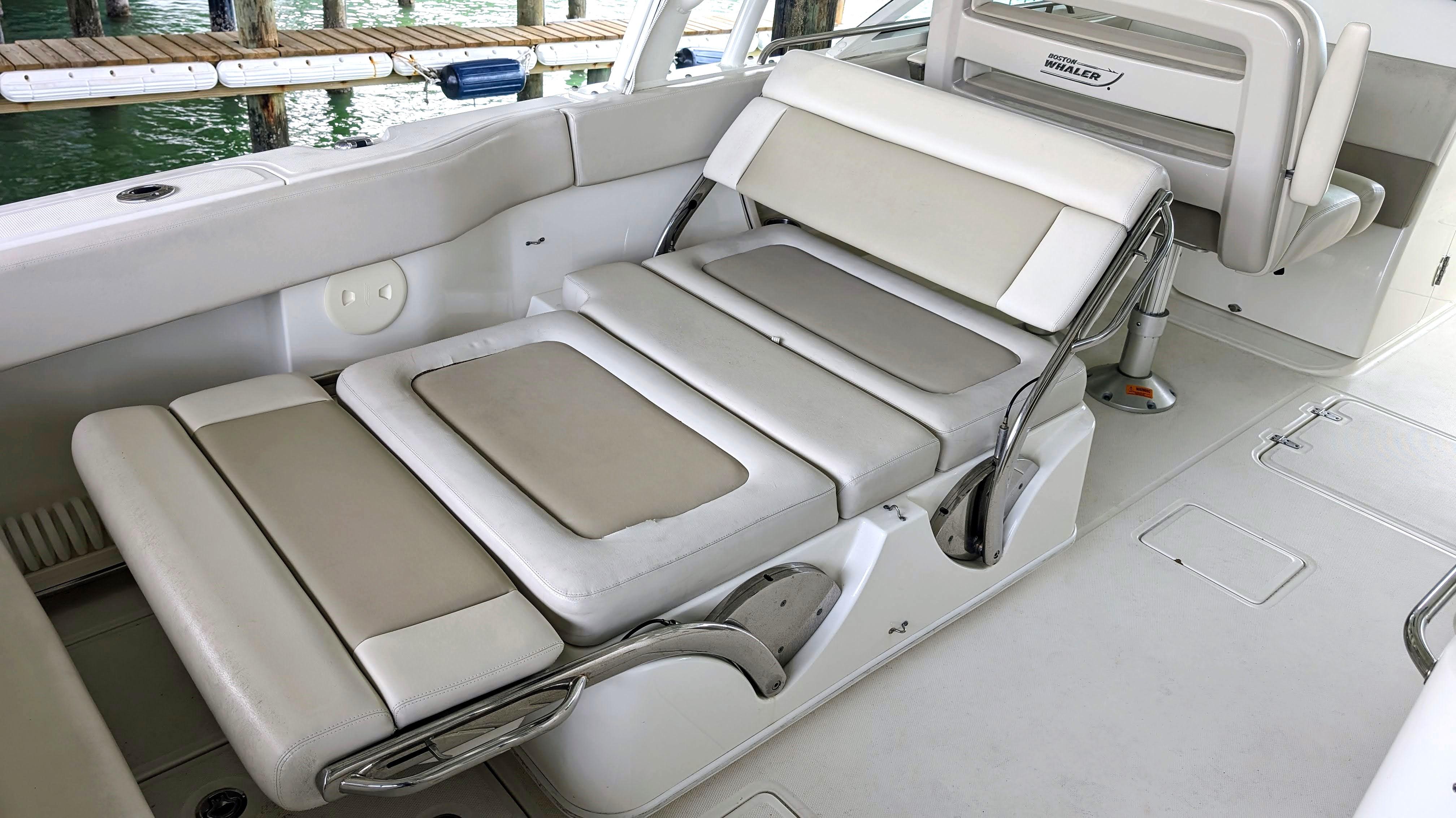 Boston Whaler 320 Vantage Twin 350 Merc Joystick