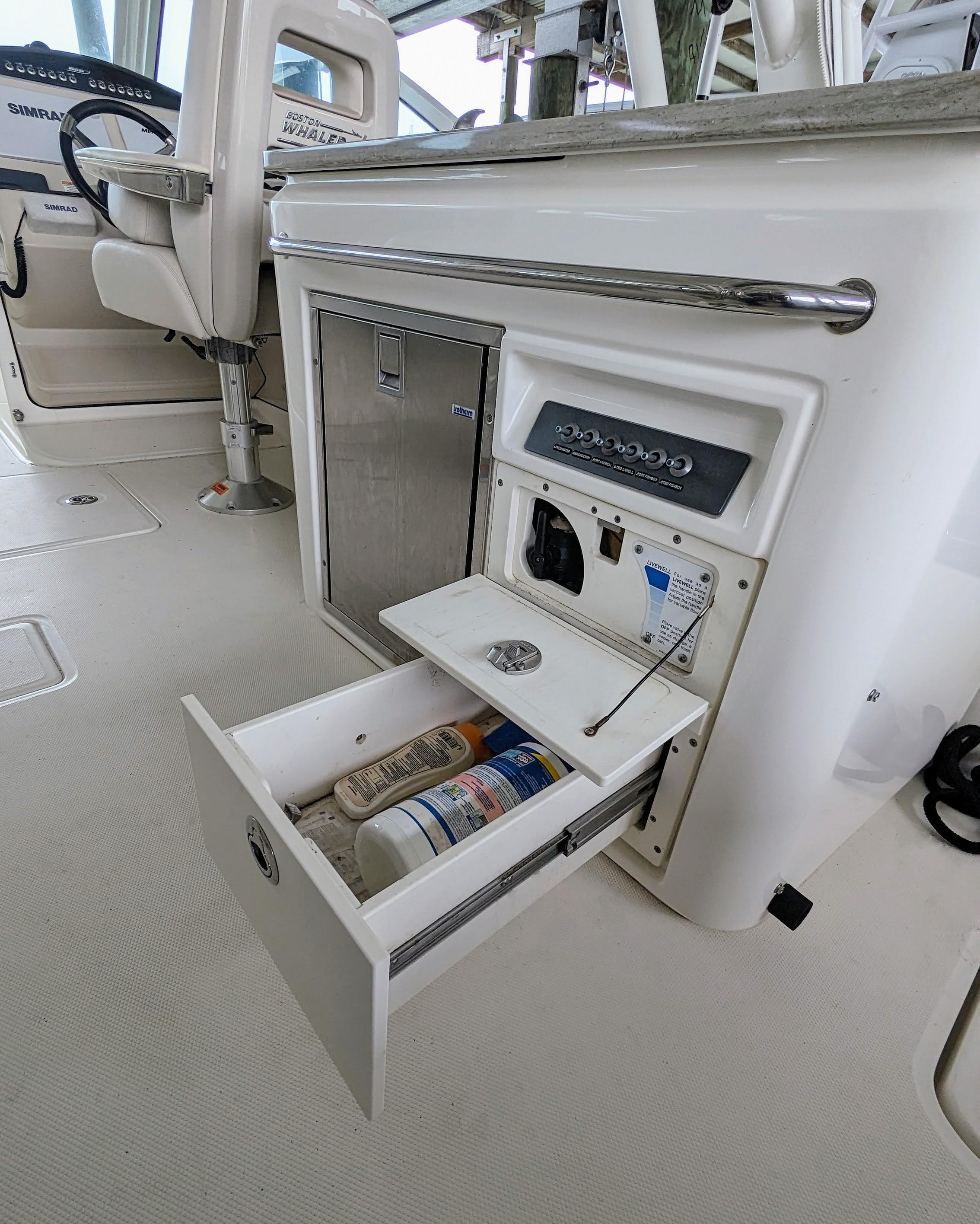 Boston Whaler 320 Vantage Twin 350 Merc Joystick