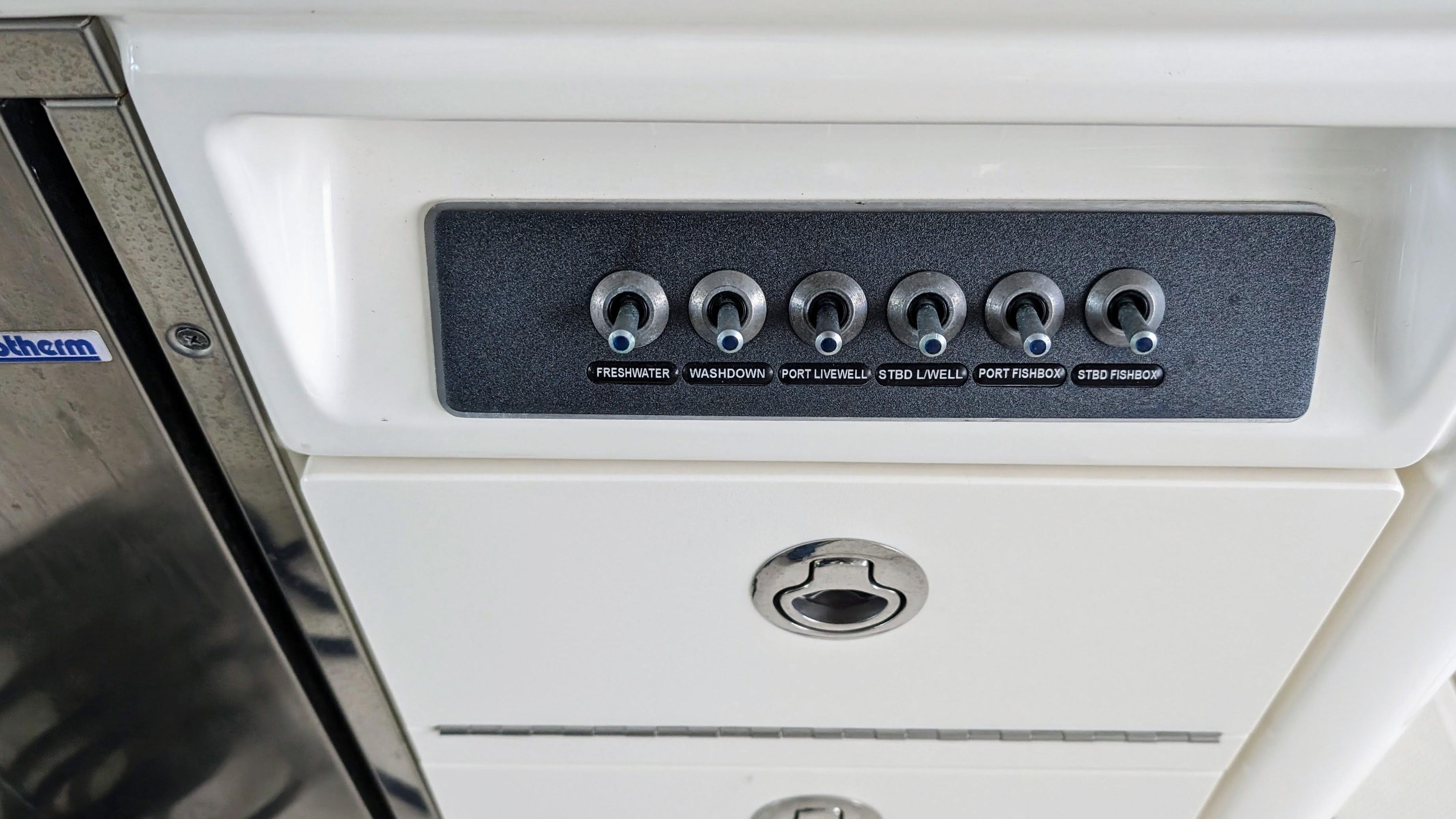 Boston Whaler 320 Vantage Twin 350 Merc Joystick