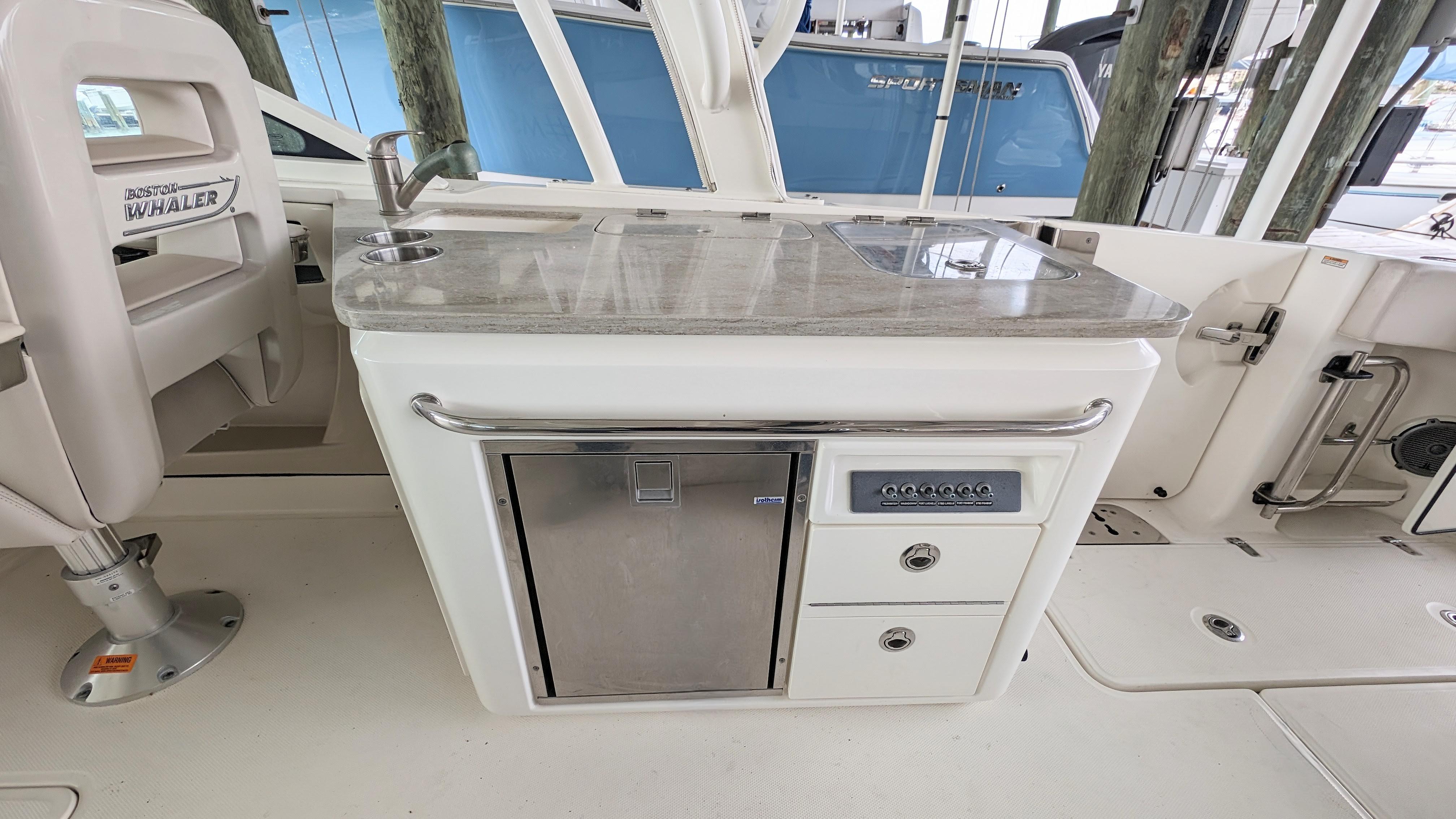 Boston Whaler 320 Vantage Twin 350 Merc Joystick