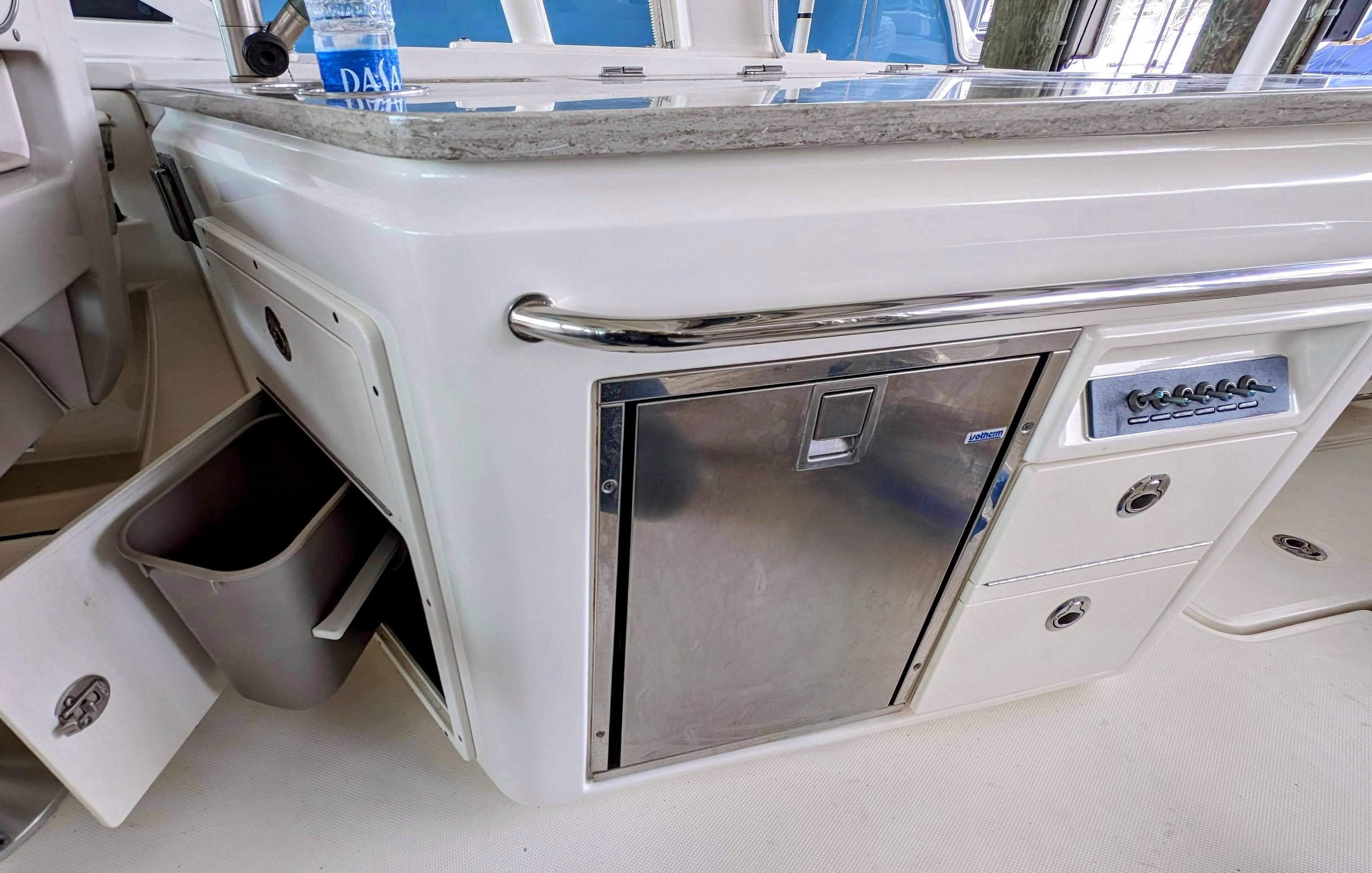 Boston Whaler 320 Vantage Twin 350 Merc Joystick