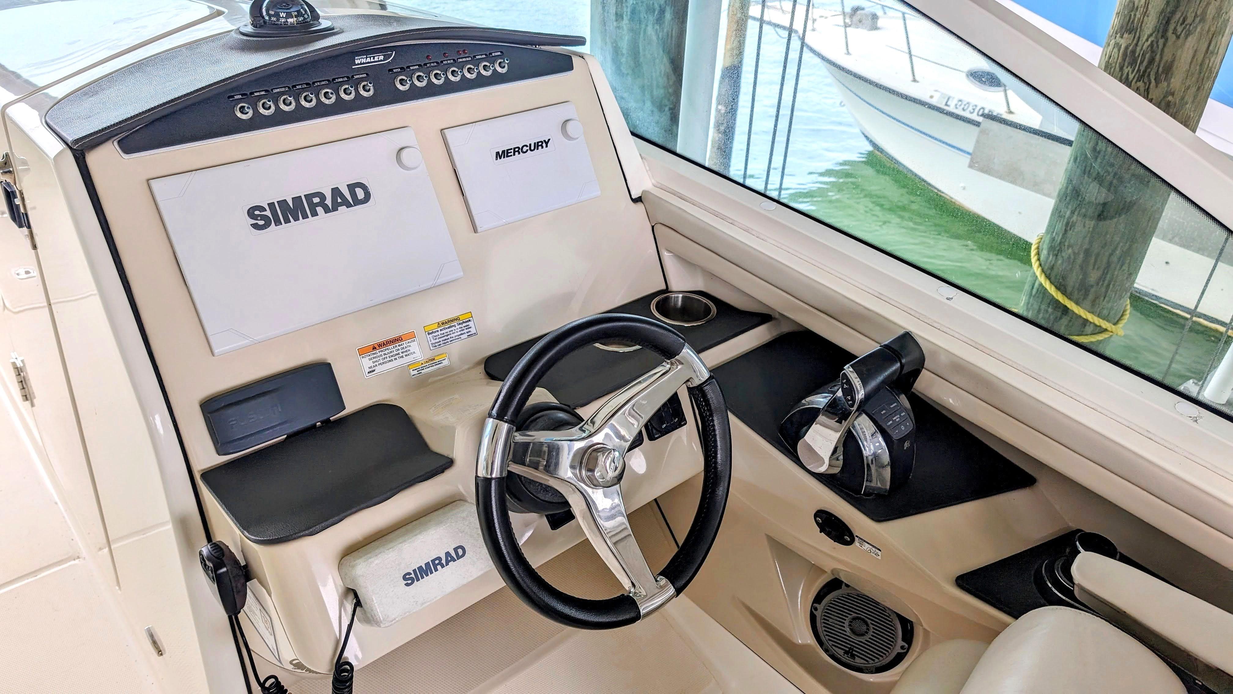 Boston Whaler 320 Vantage Twin 350 Merc Joystick