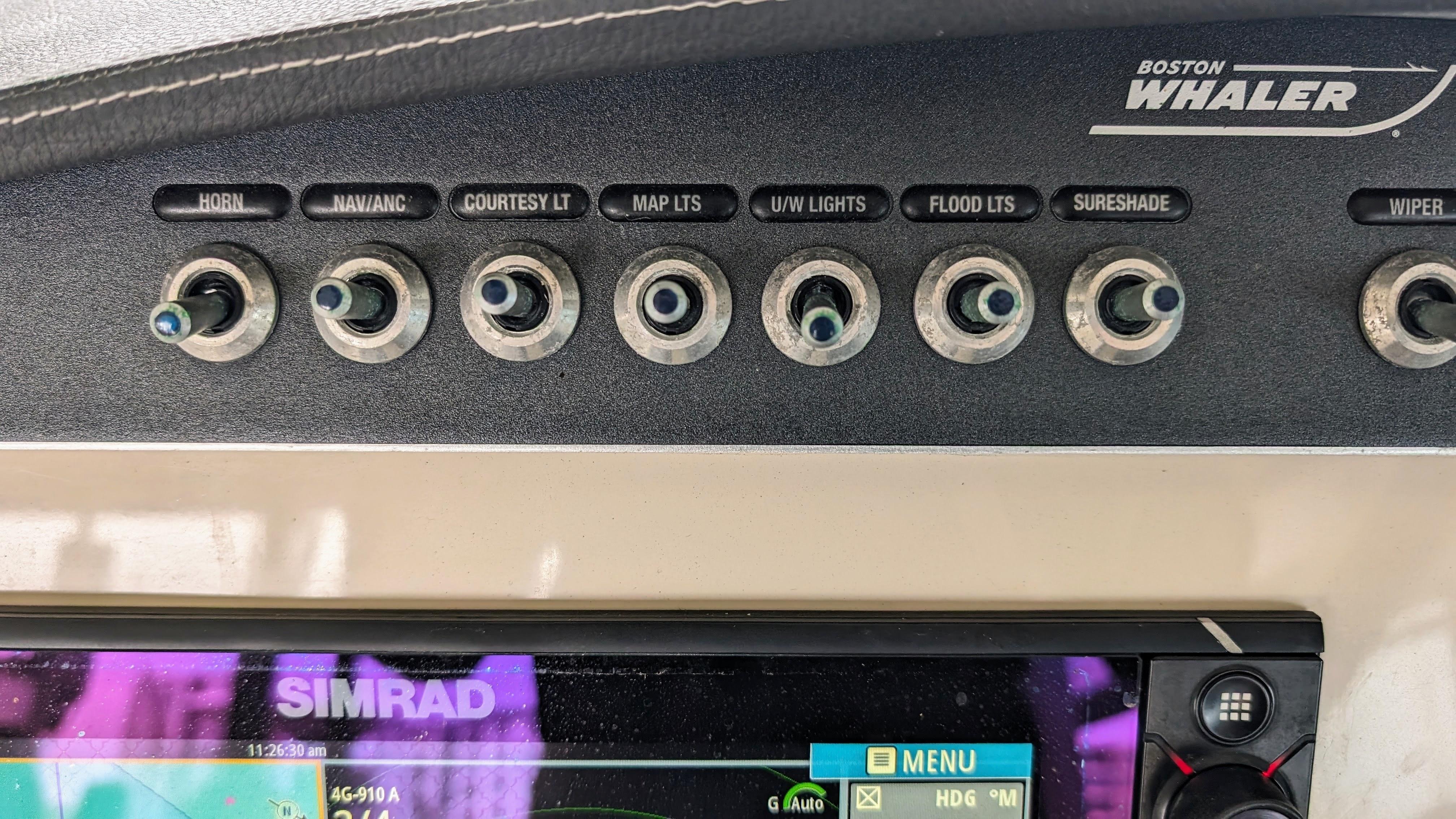 Boston Whaler 320 Vantage Twin 350 Merc Joystick