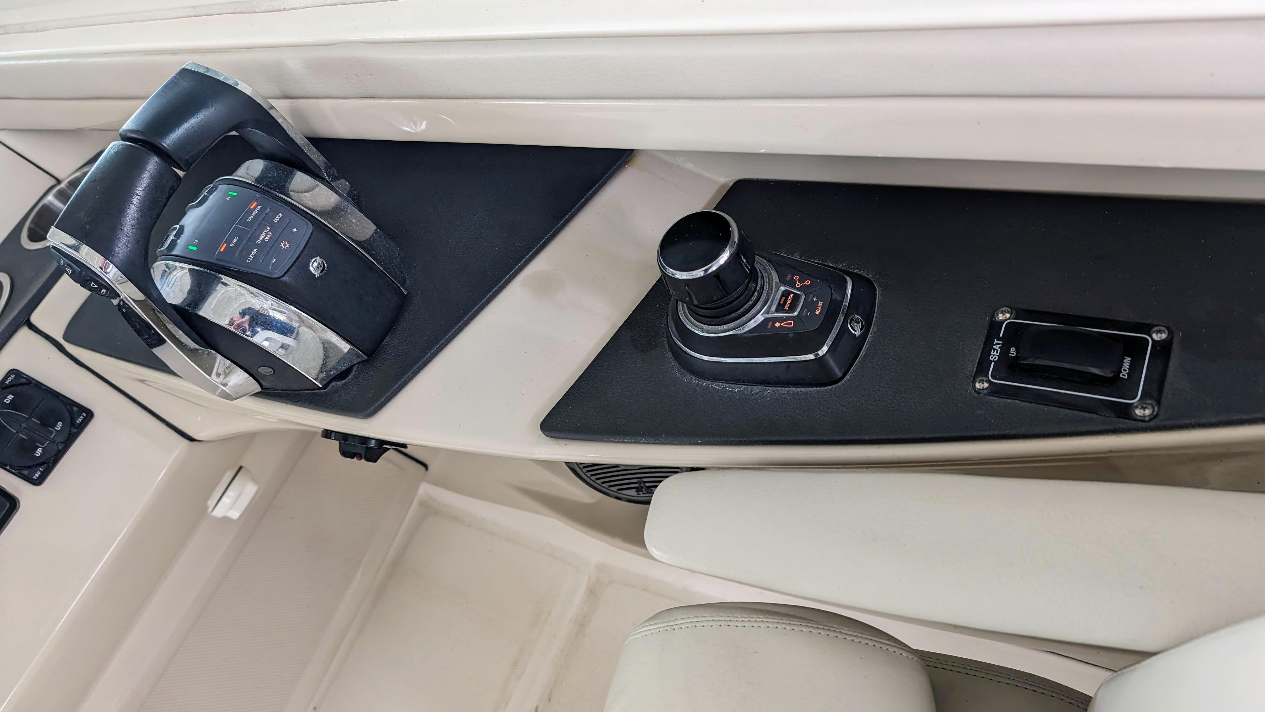 Boston Whaler 320 Vantage Twin 350 Merc Joystick