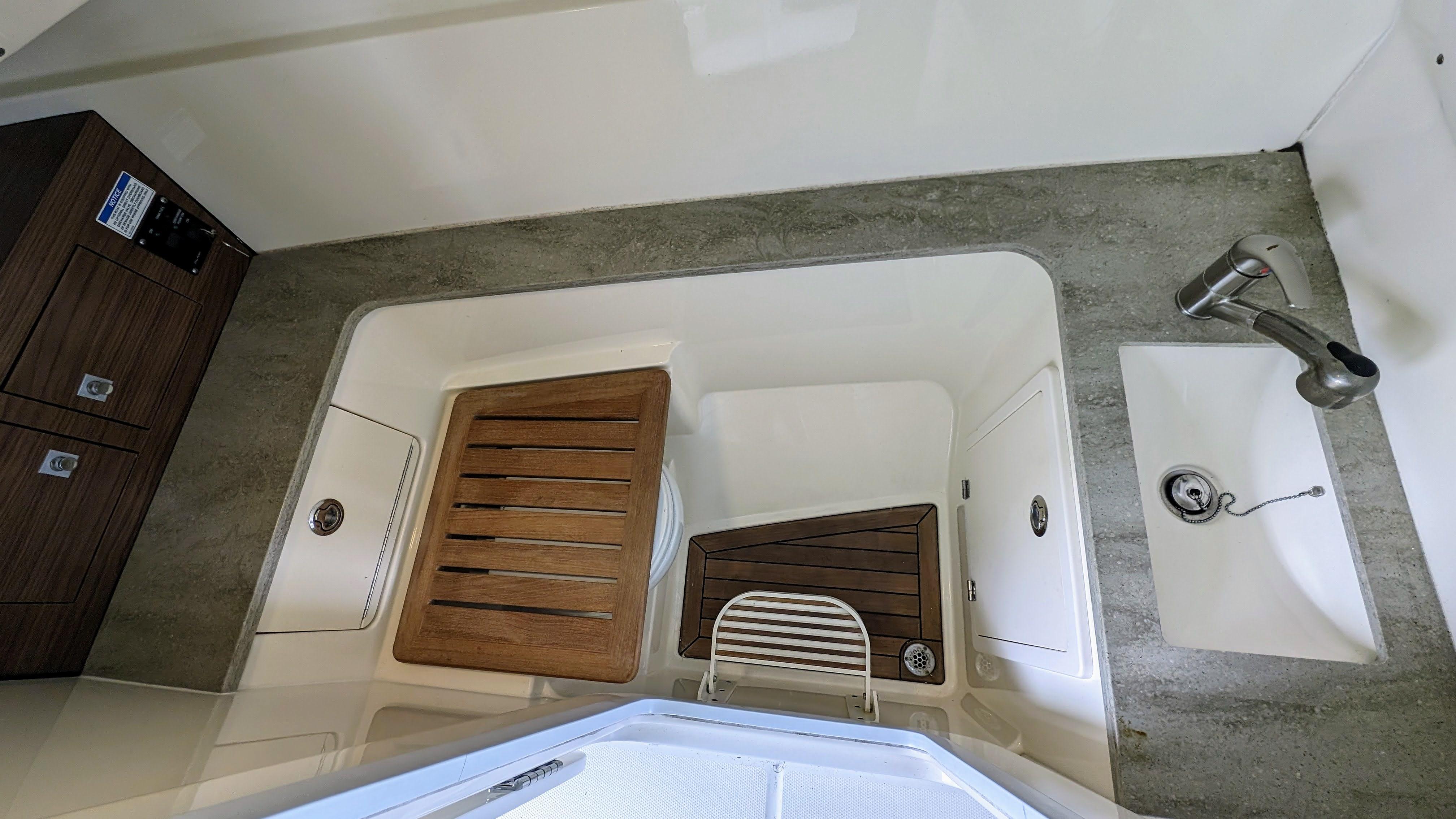 Boston Whaler 320 Vantage Twin 350 Merc Joystick