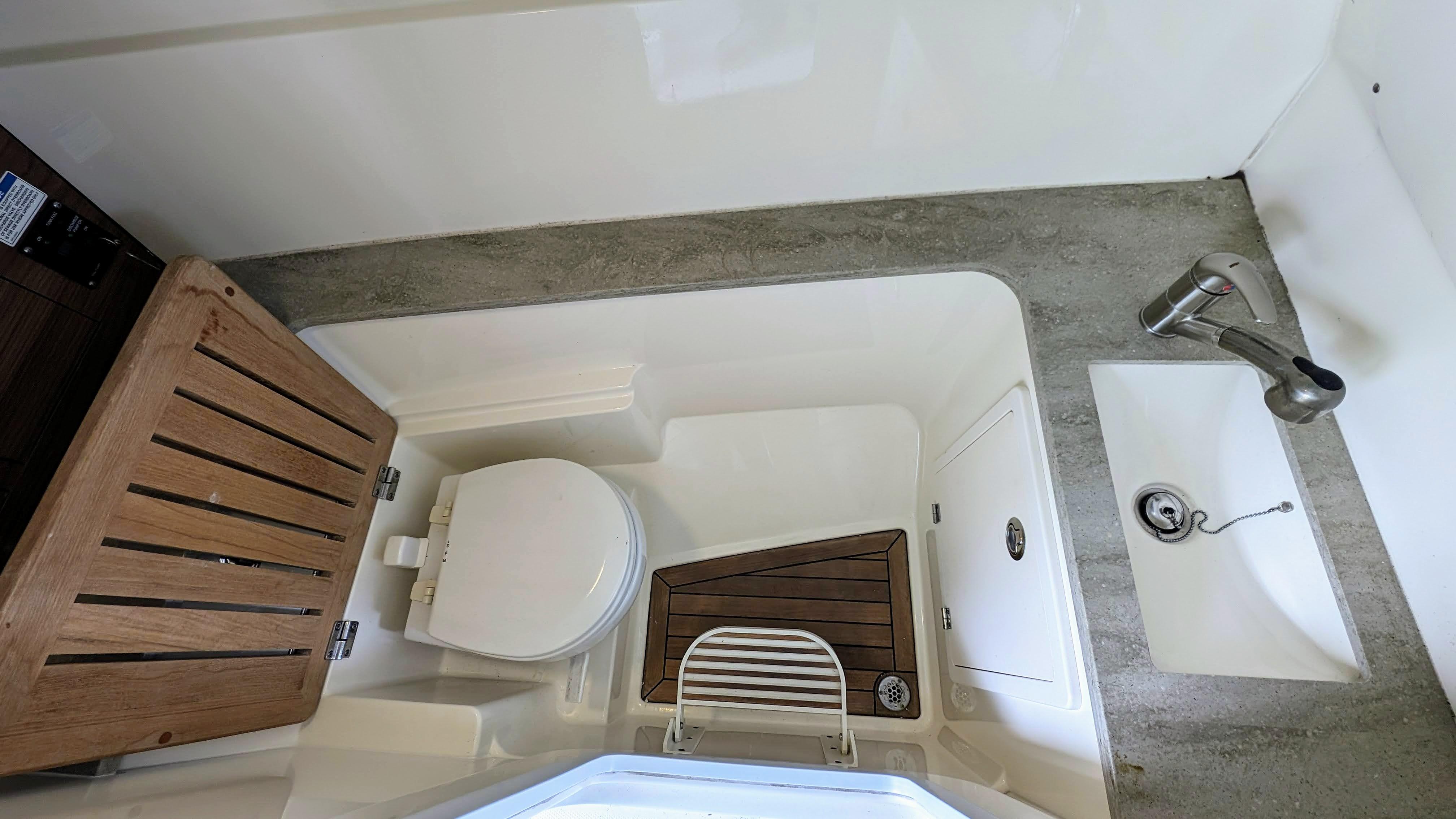 Boston Whaler 320 Vantage Twin 350 Merc Joystick