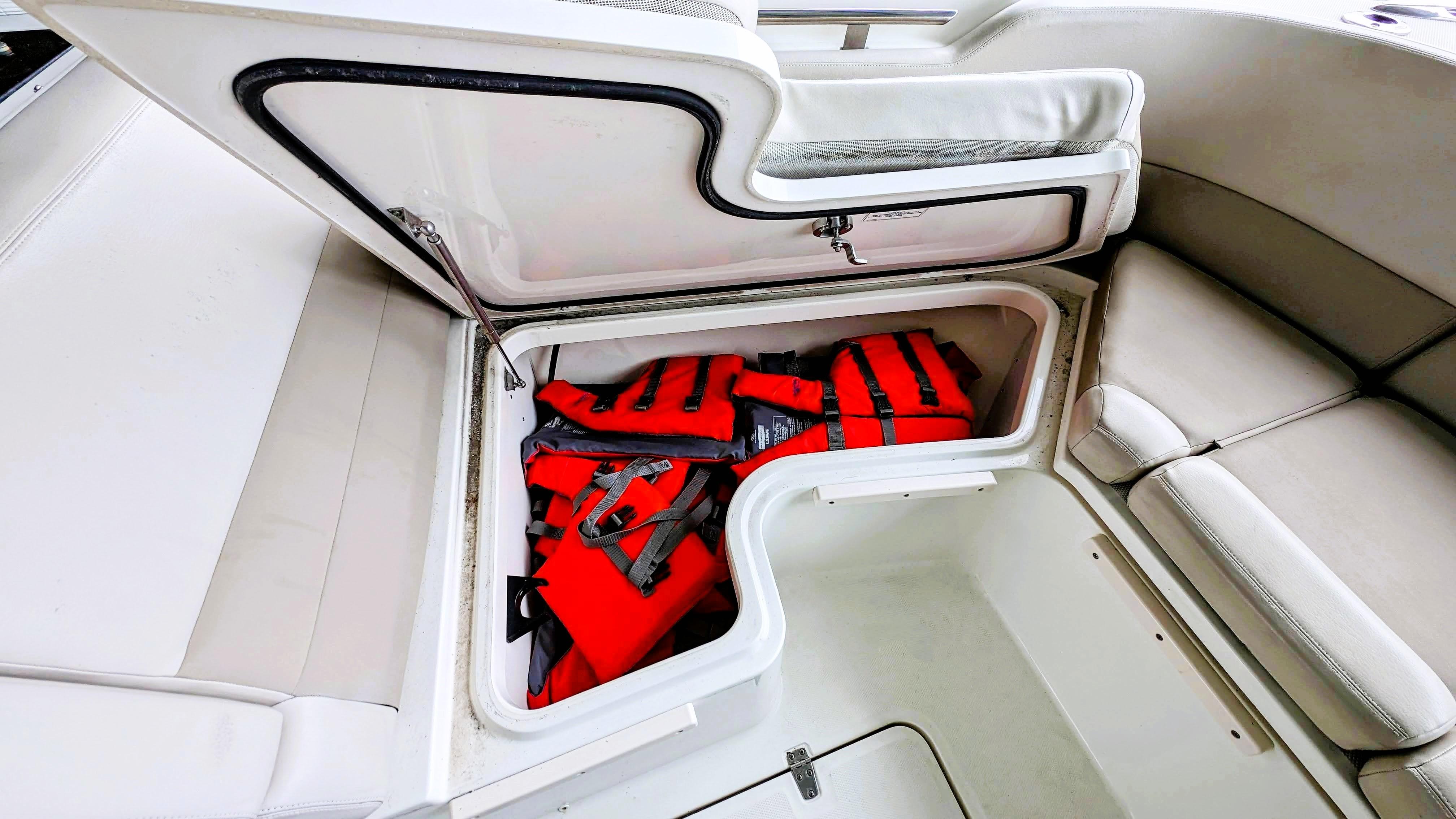 Boston Whaler 320 Vantage Twin 350 Merc Joystick