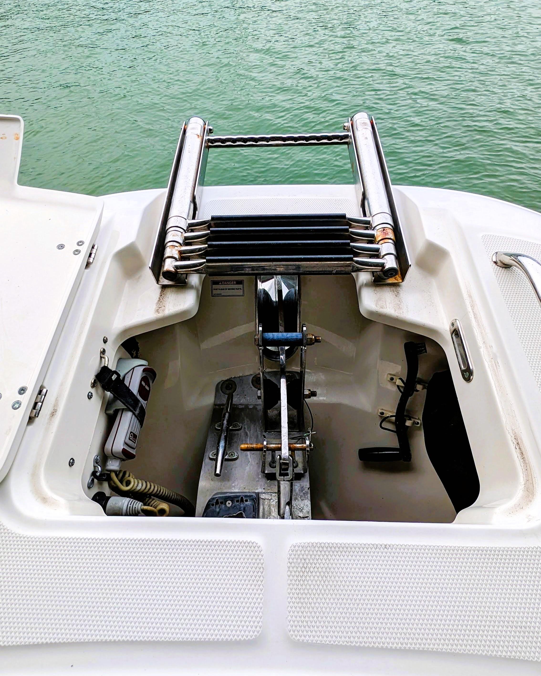 Boston Whaler 320 Vantage Twin 350 Merc Joystick