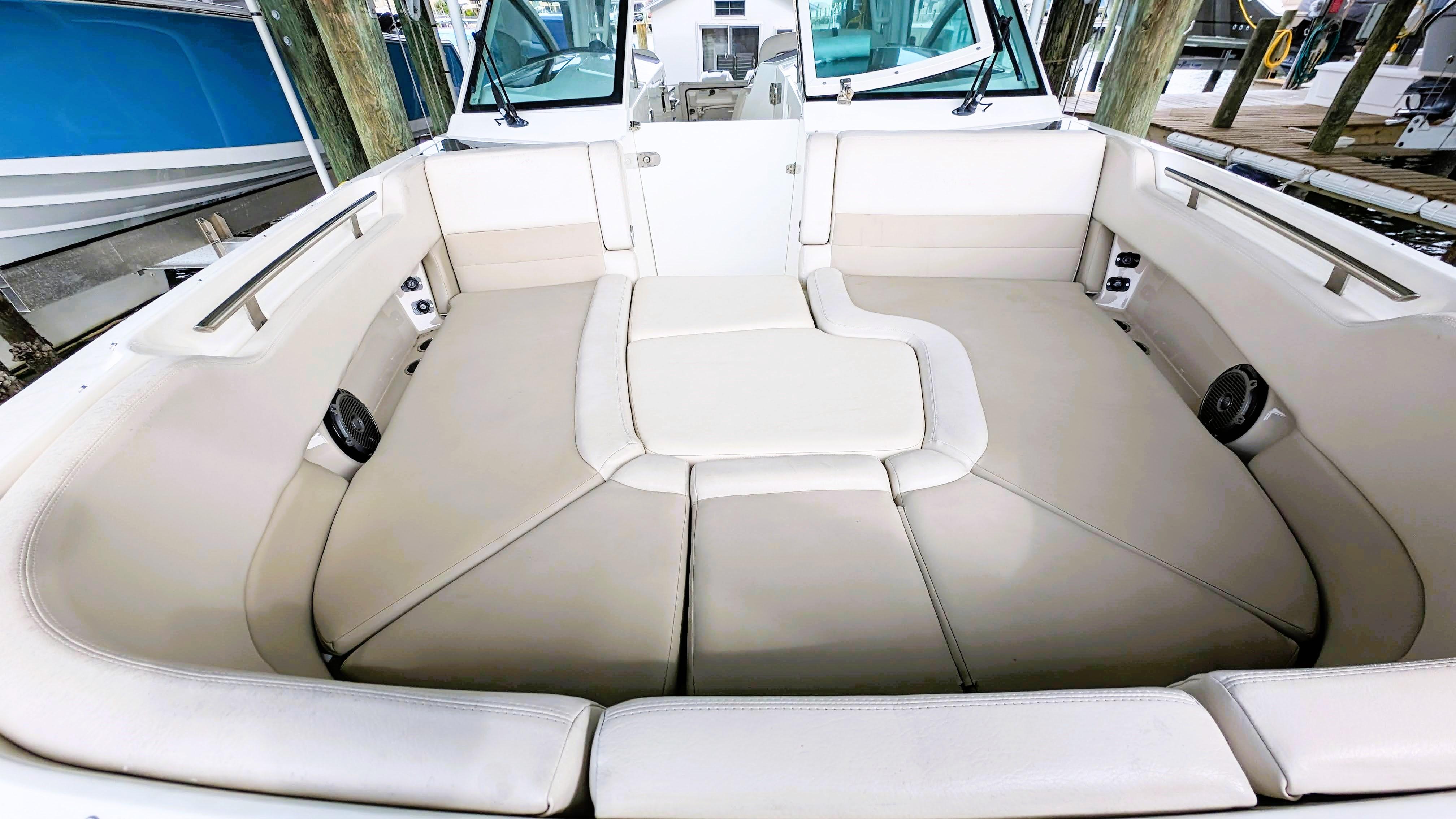 Boston Whaler 320 Vantage Twin 350 Merc Joystick