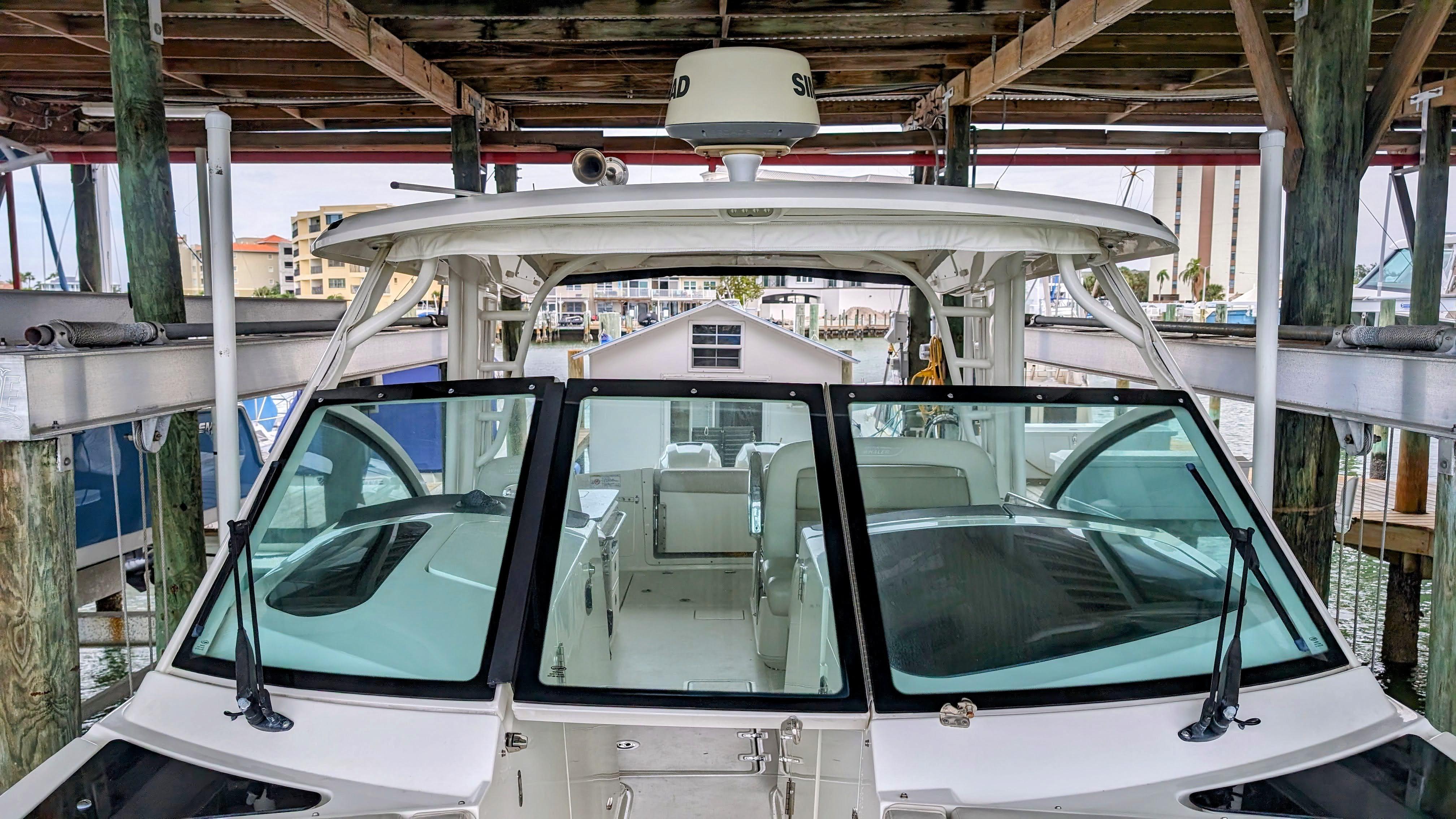 Boston Whaler 320 Vantage Twin 350 Merc Joystick