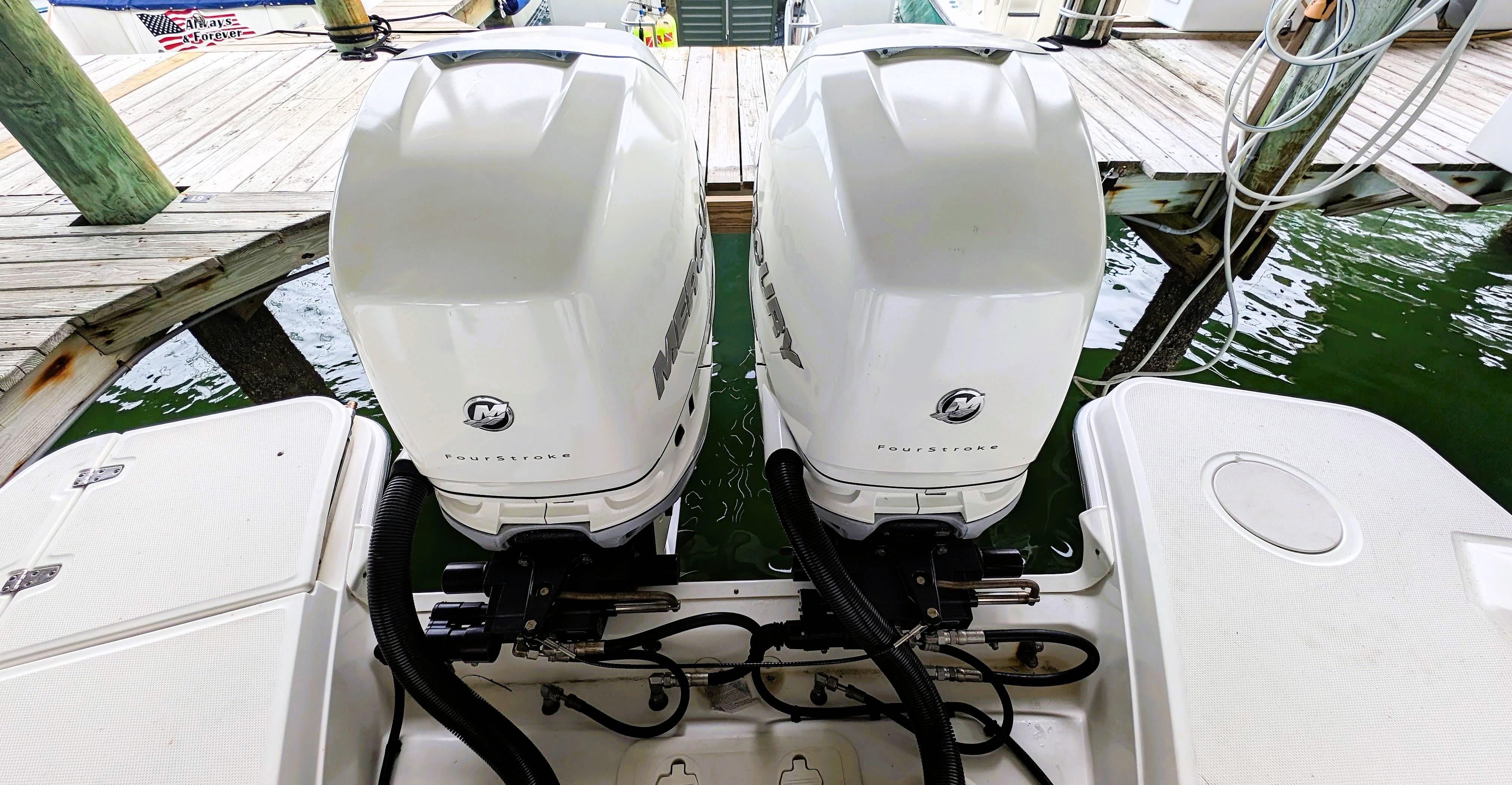 Boston Whaler 320 Vantage Twin 350 Merc Joystick