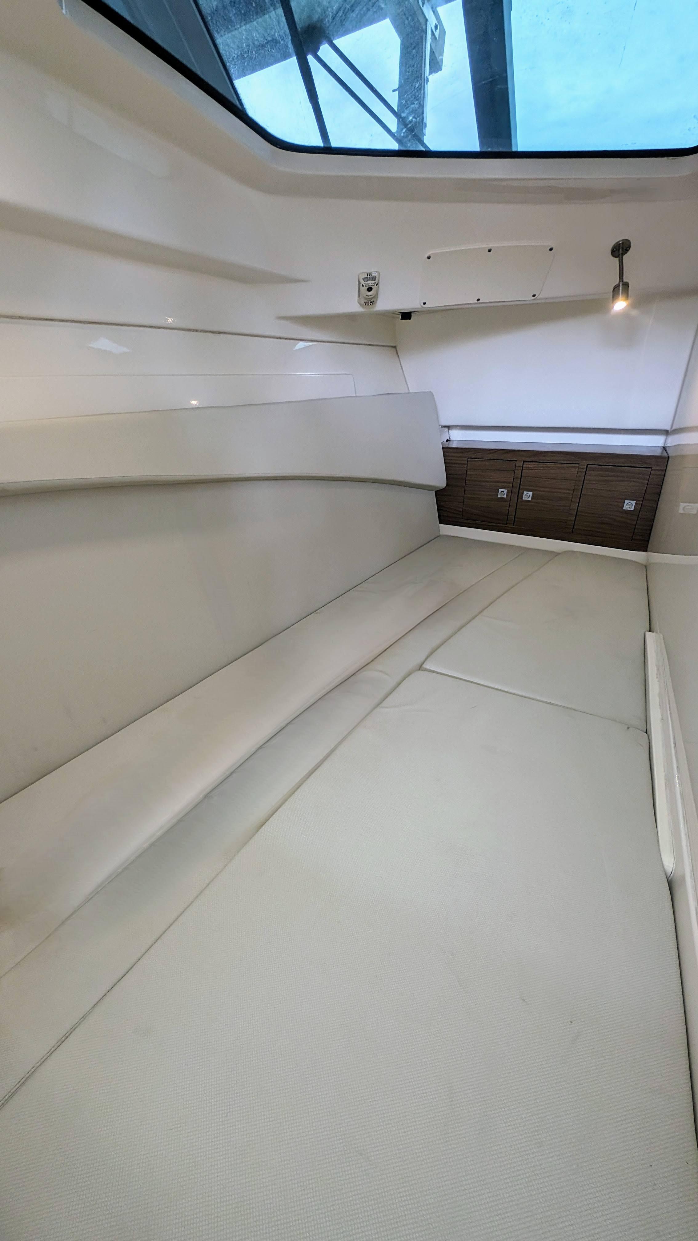 Boston Whaler 320 Vantage Twin 350 Merc Joystick