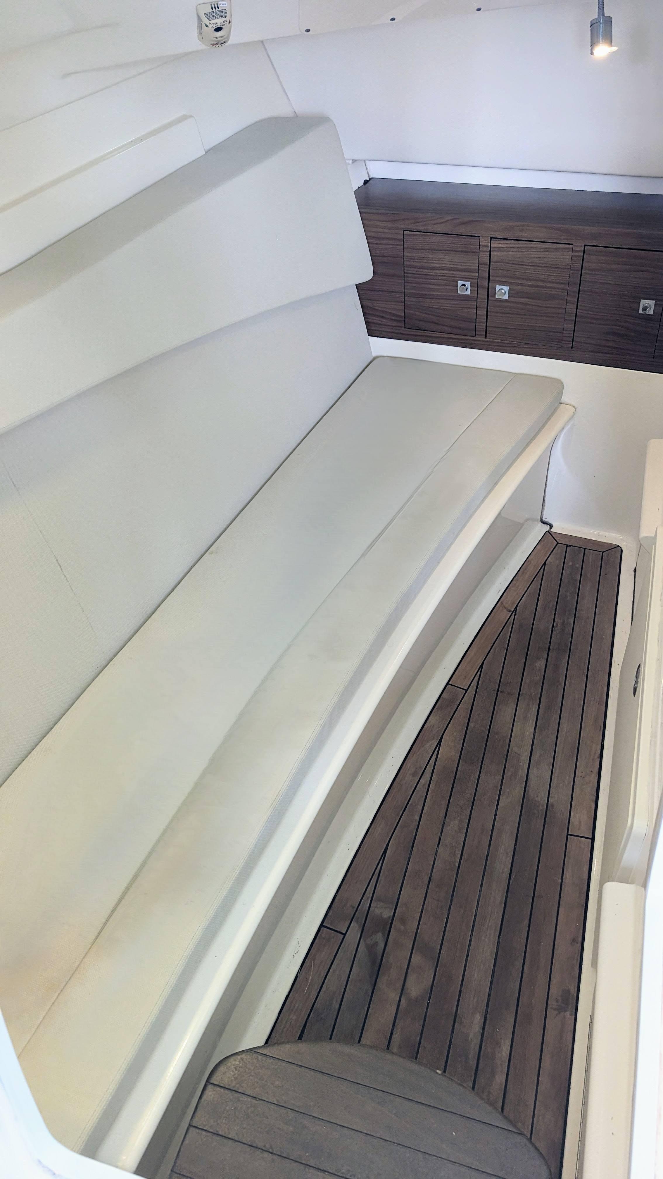 Boston Whaler 320 Vantage Twin 350 Merc Joystick