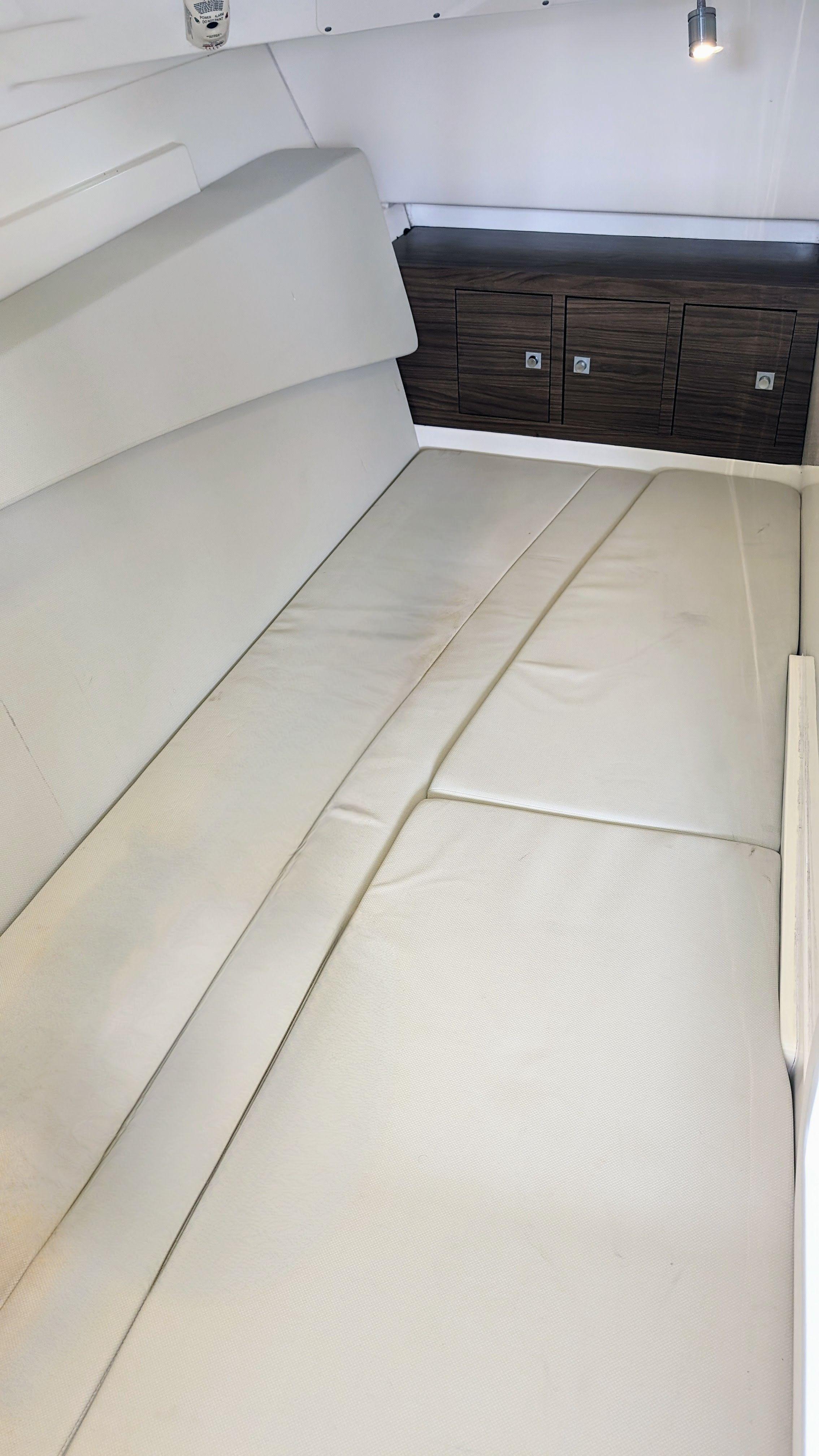 Boston Whaler 320 Vantage Twin 350 Merc Joystick