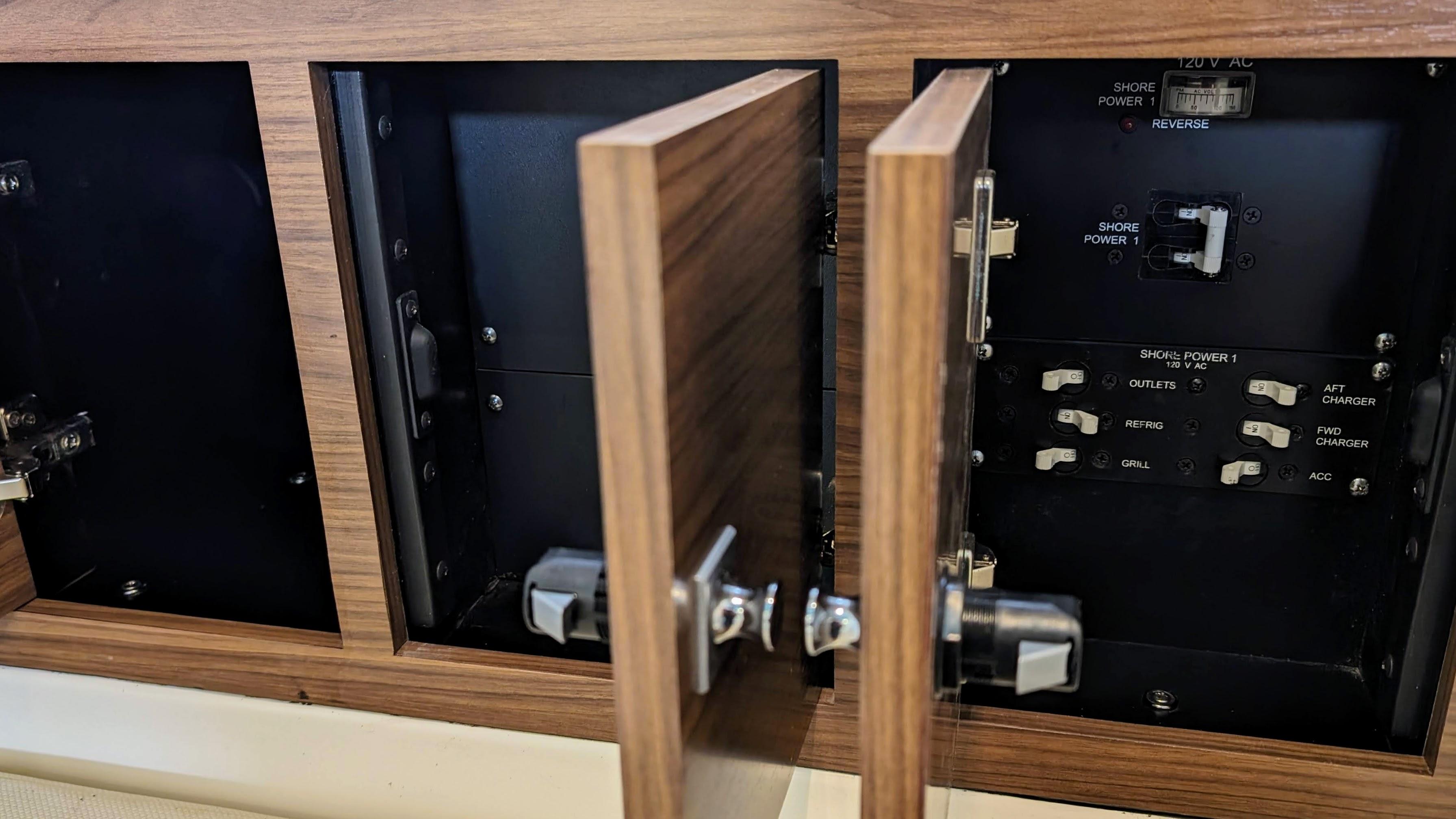 Boston Whaler 320 Vantage Twin 350 Merc Joystick