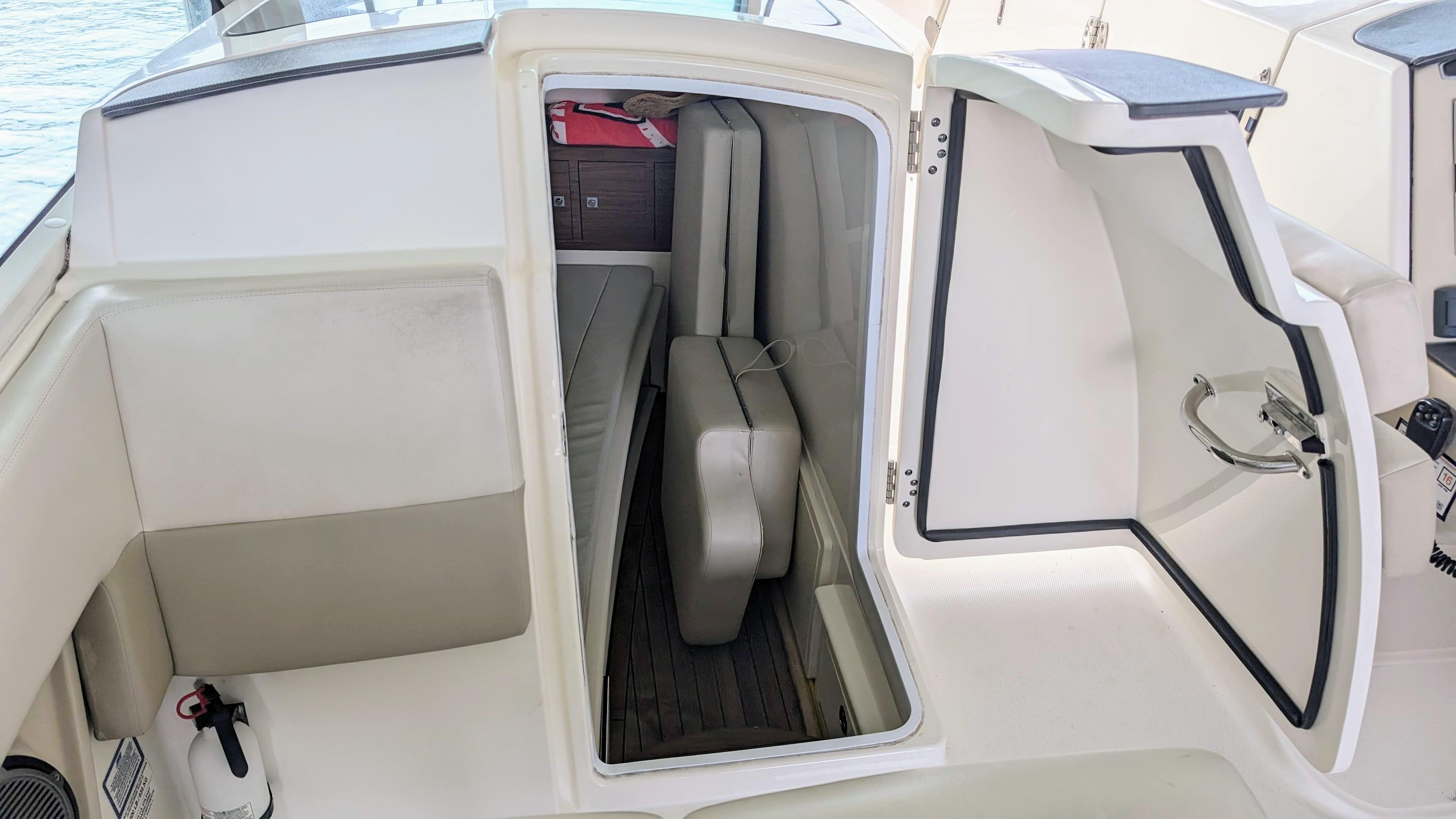 Boston Whaler 320 Vantage Twin 350 Merc Joystick