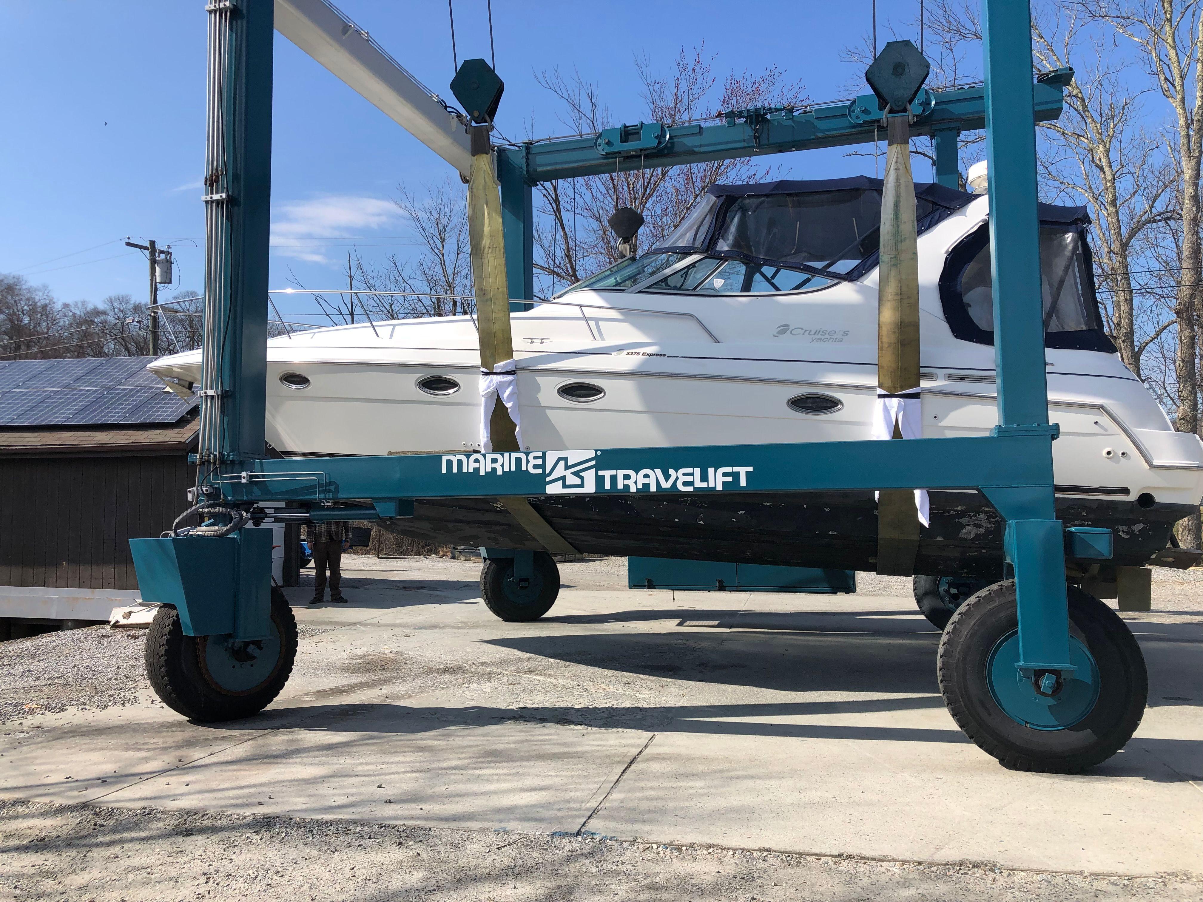 2000 Cruisers Yachts 3375 Express-7