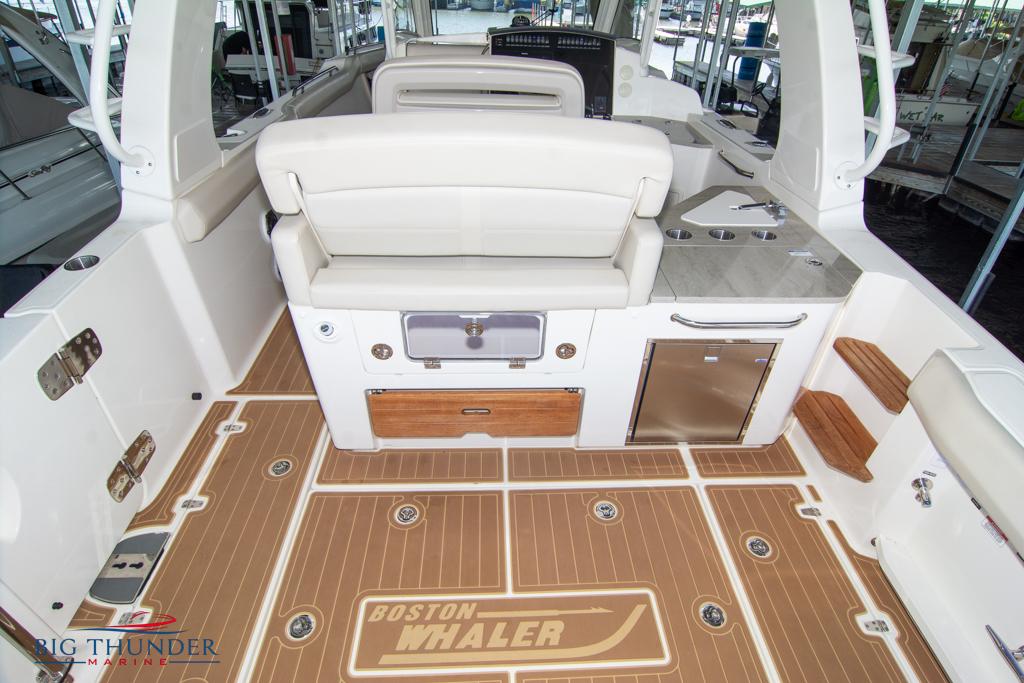 2019 Boston Whaler 350 Realm
