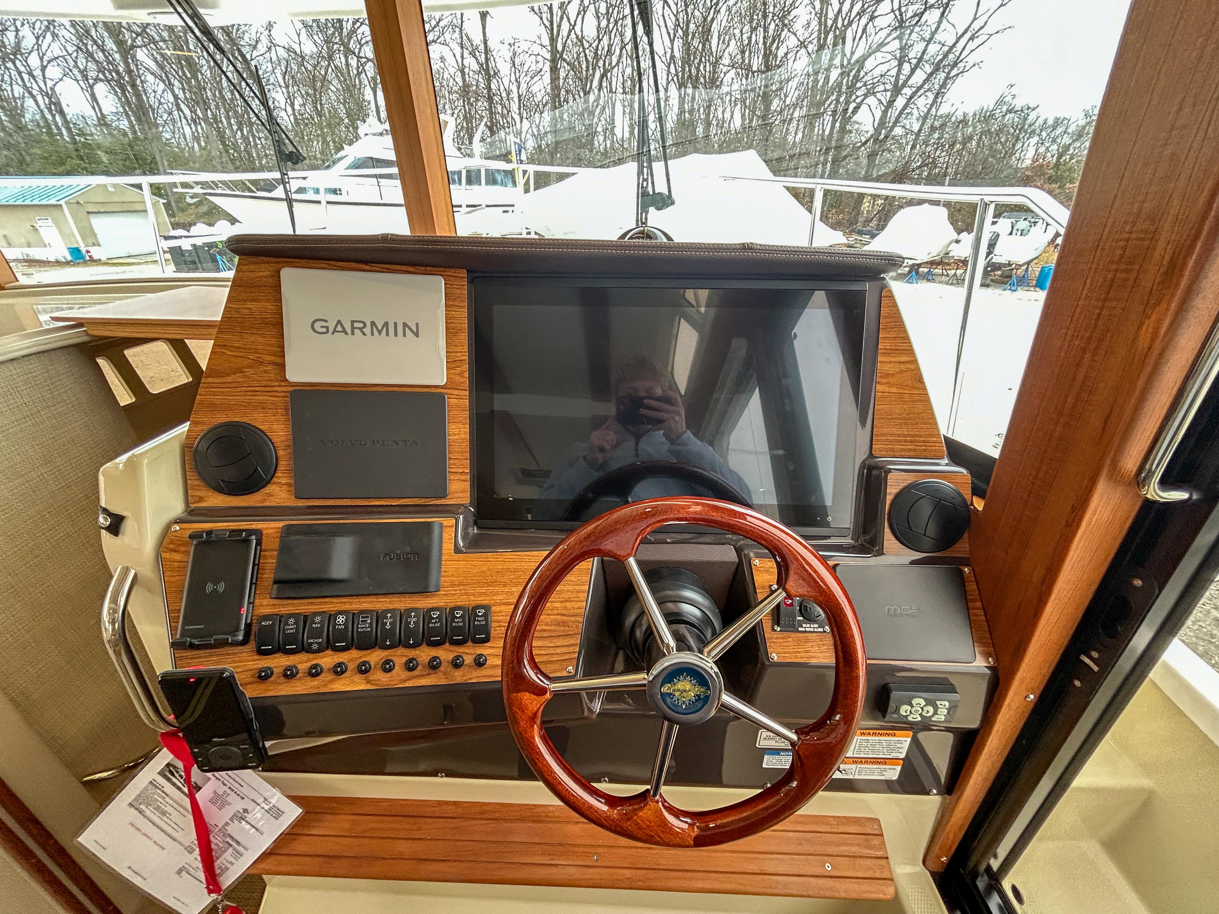 Ranger Tugs-R-43 CB 2023 -MD-US-2023 Ranger Tugs R-43 CB helm with Garmin navigation system and wooden steering wheel.-9675096 | Thumbnail
