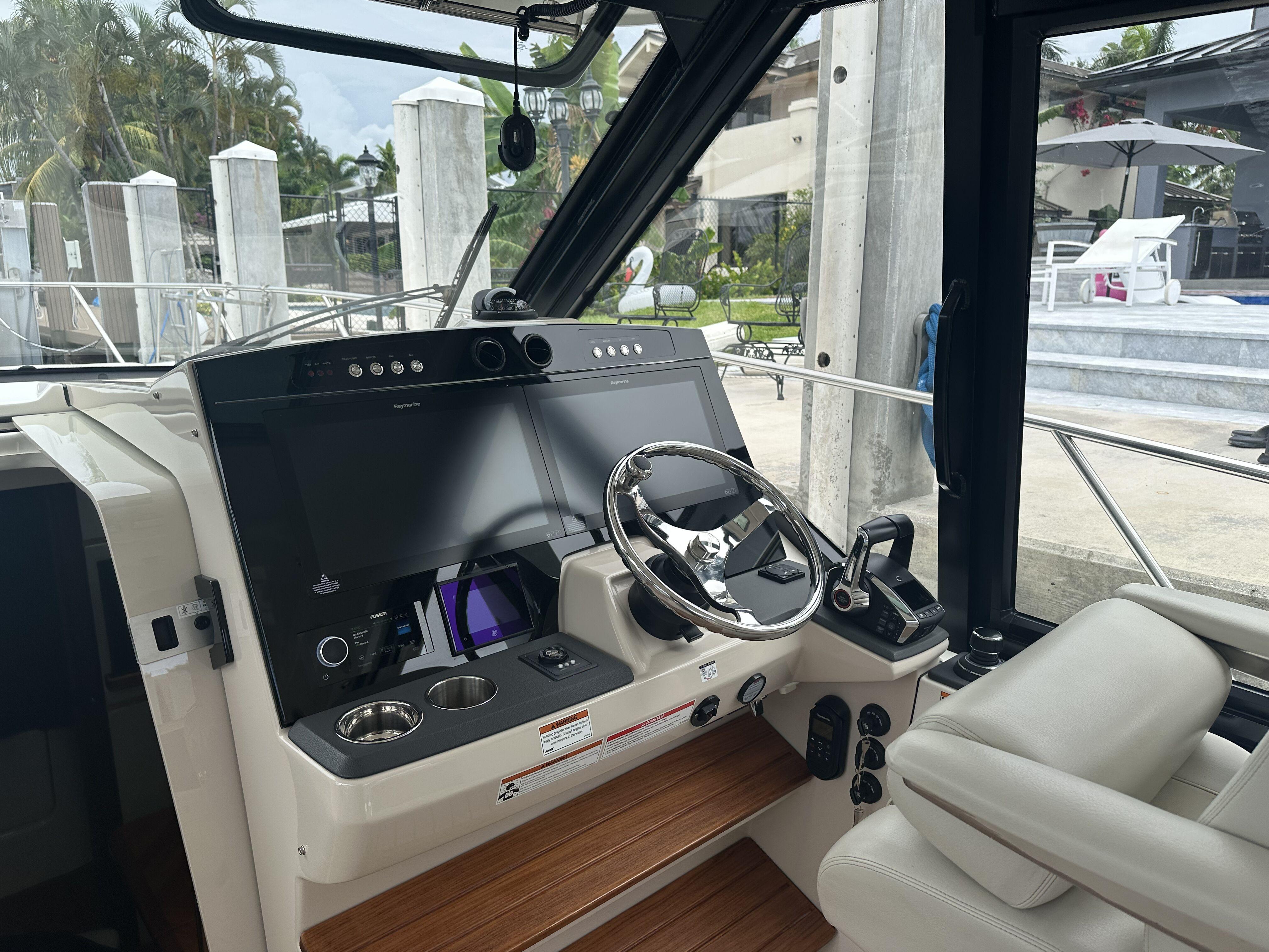 2022-boston-whaler-405-conquest-power-9835113-20250612144158135-1_XLARGE