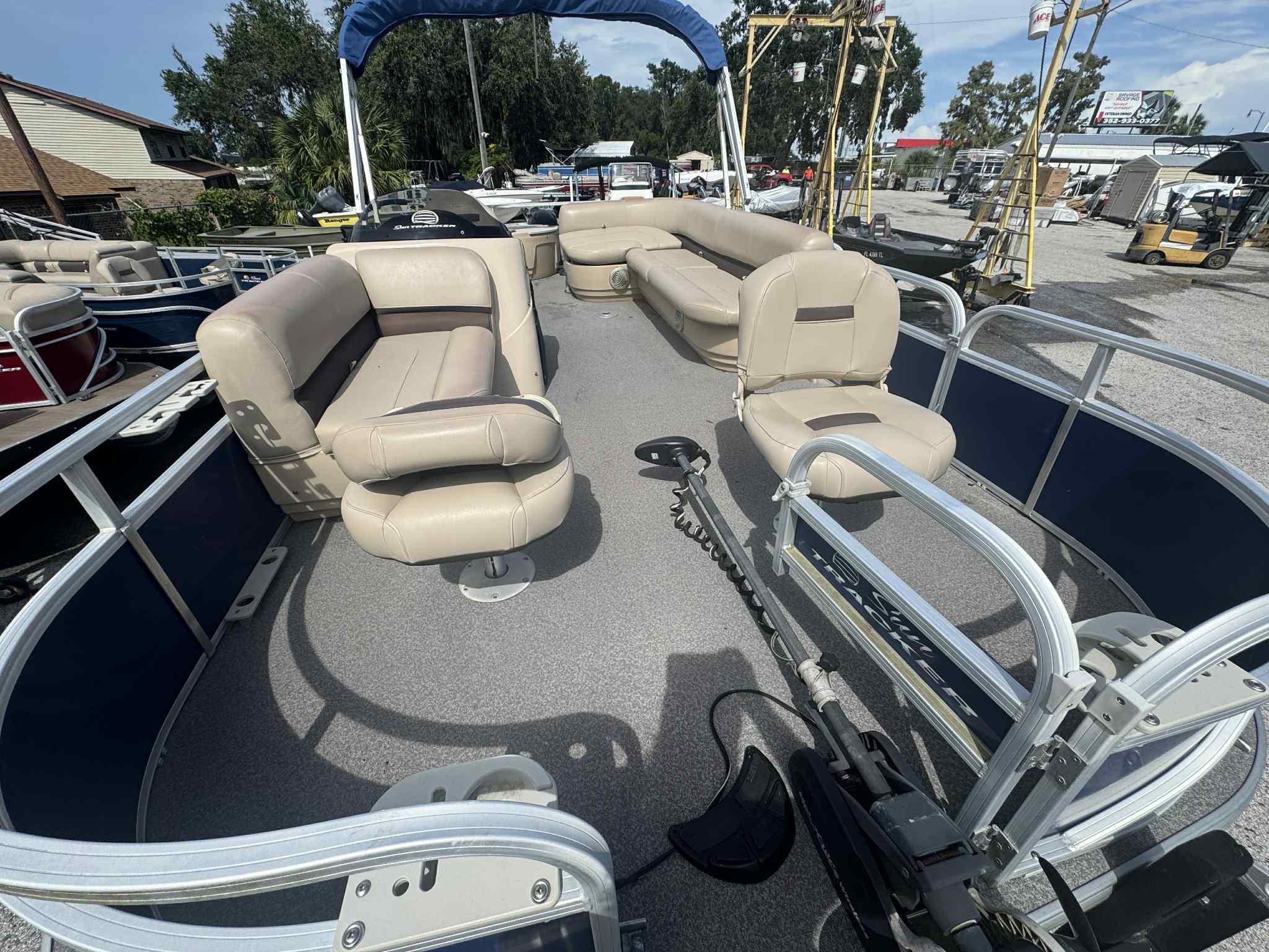 2017 Sun tracker Fishin' Barge 20 DLX-5