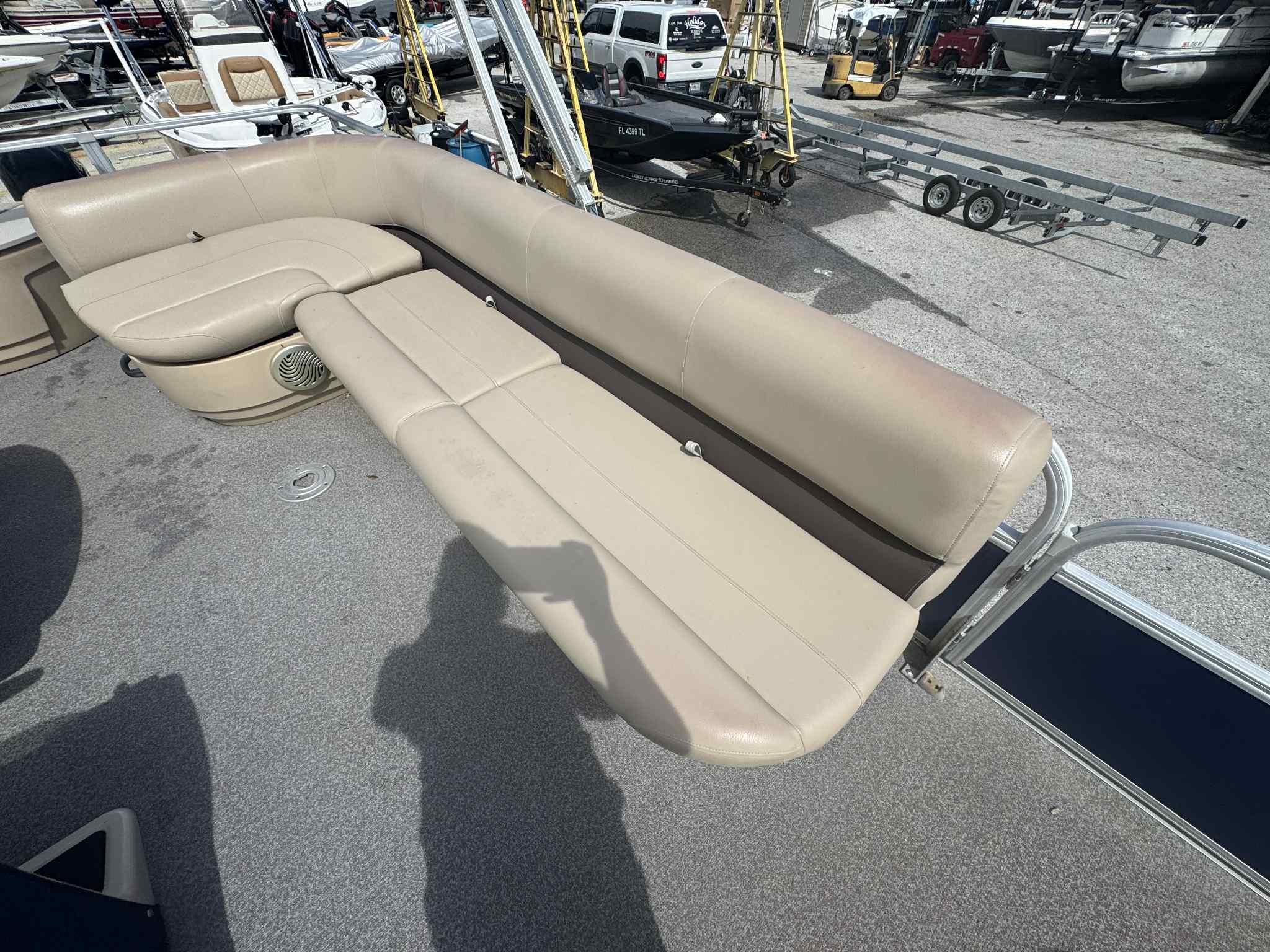 2017 Sun tracker Fishin' Barge 20 DLX-4