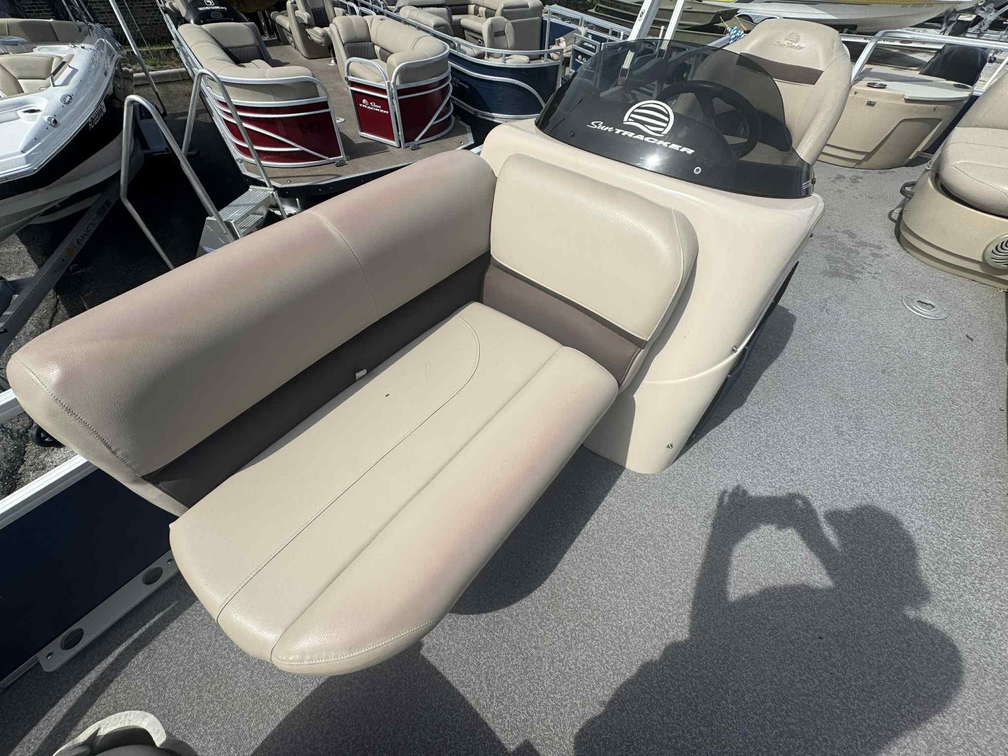 2017 Sun tracker Fishin' Barge 20 DLX-7