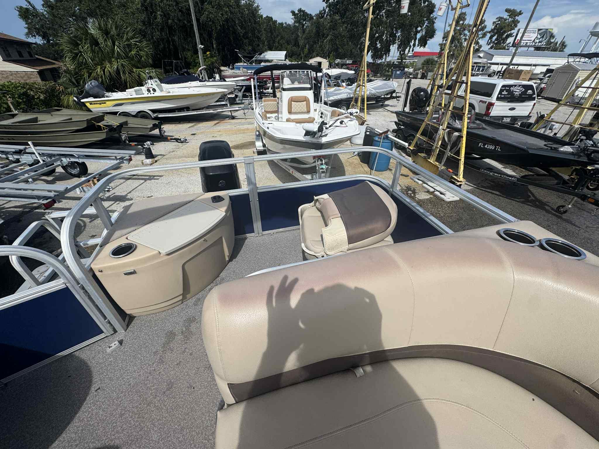 2017 Sun tracker Fishin' Barge 20 DLX-3