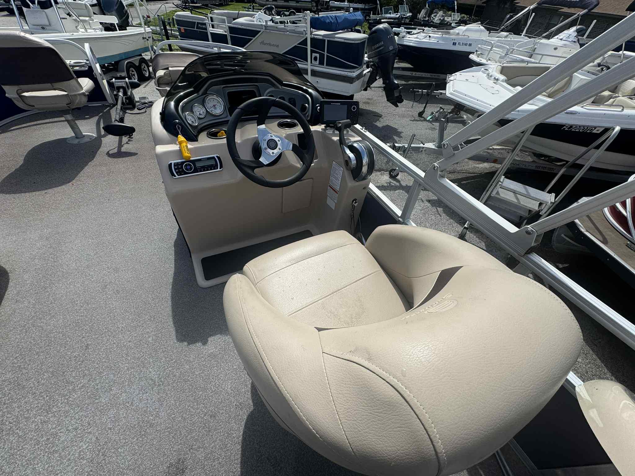 2017 Sun tracker Fishin' Barge 20 DLX-6