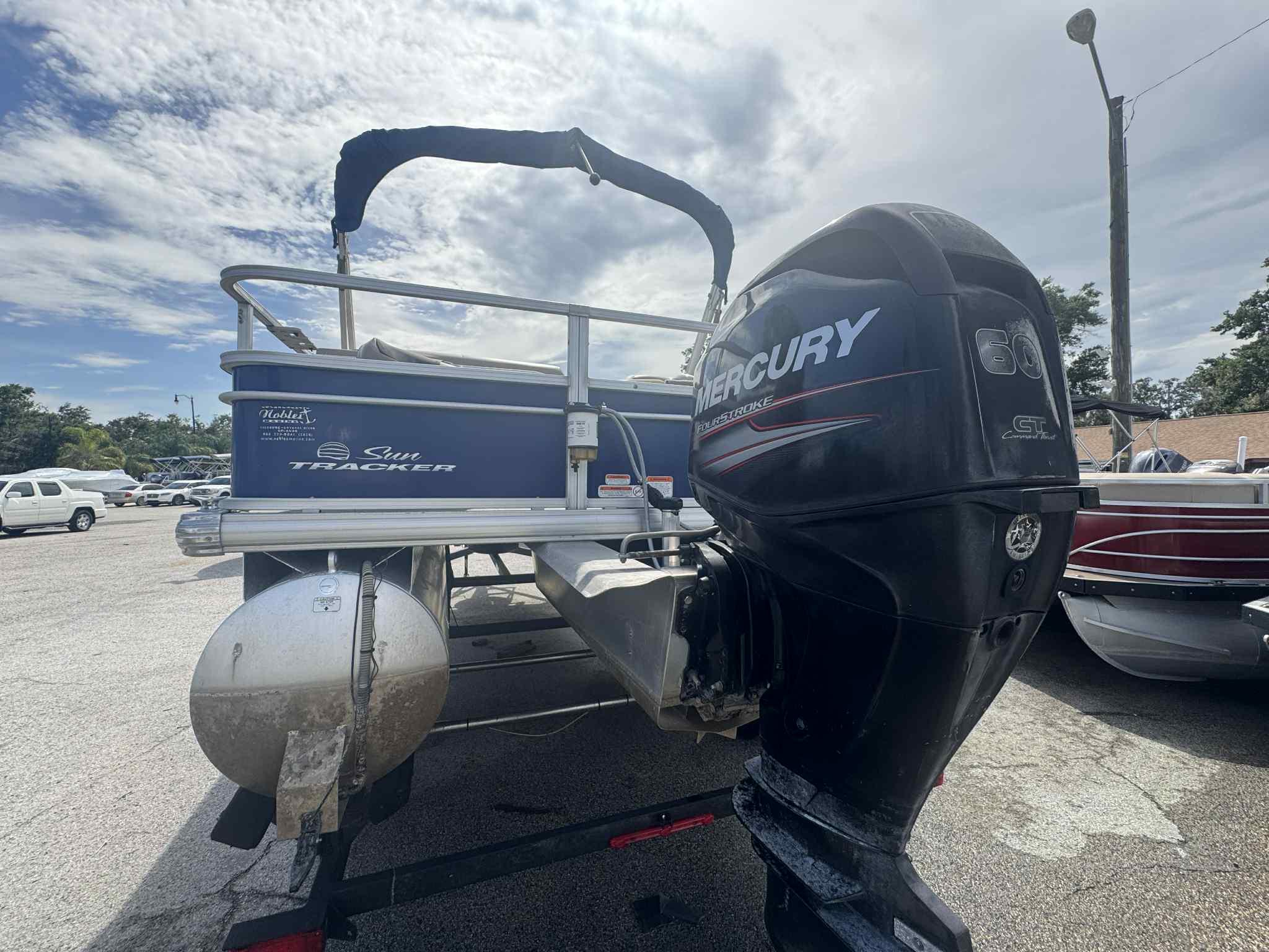 2017 Sun tracker Fishin' Barge 20 DLX-9