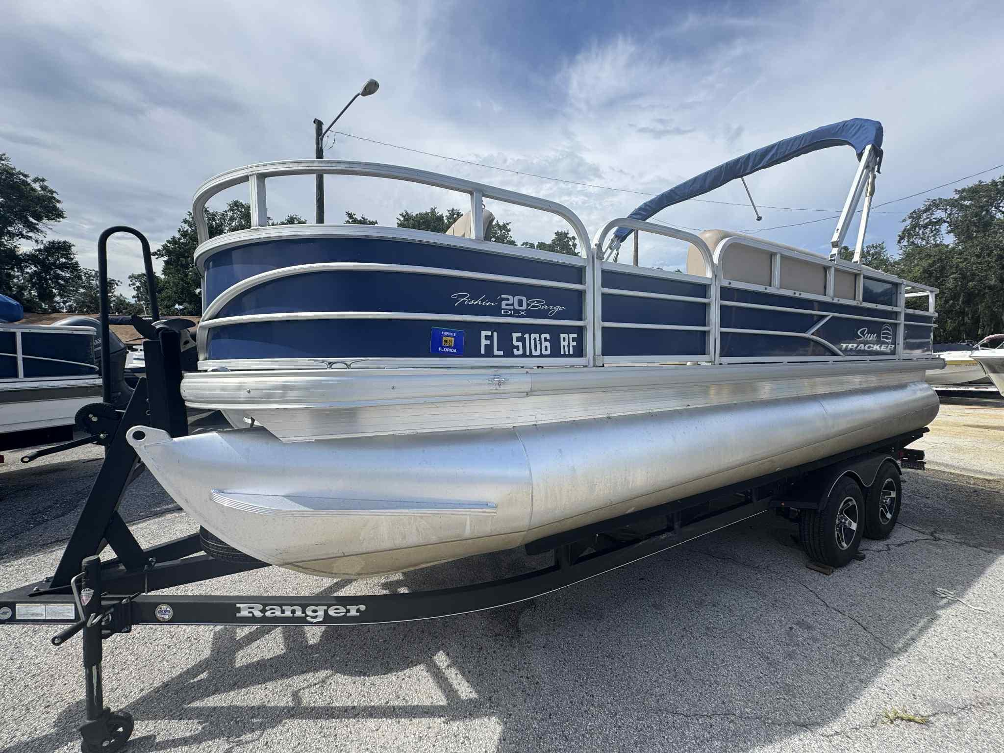 2017 Sun tracker Fishin' Barge 20 DLX-2