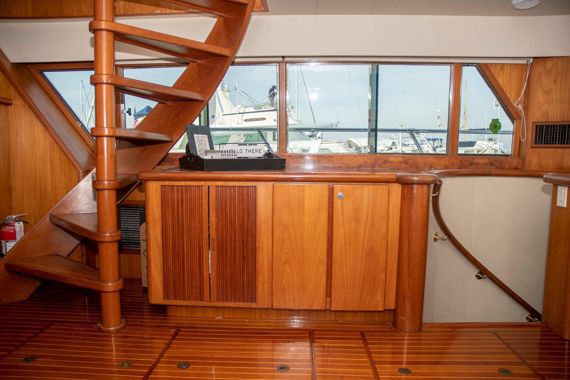 Wet Bar Area to Starboard