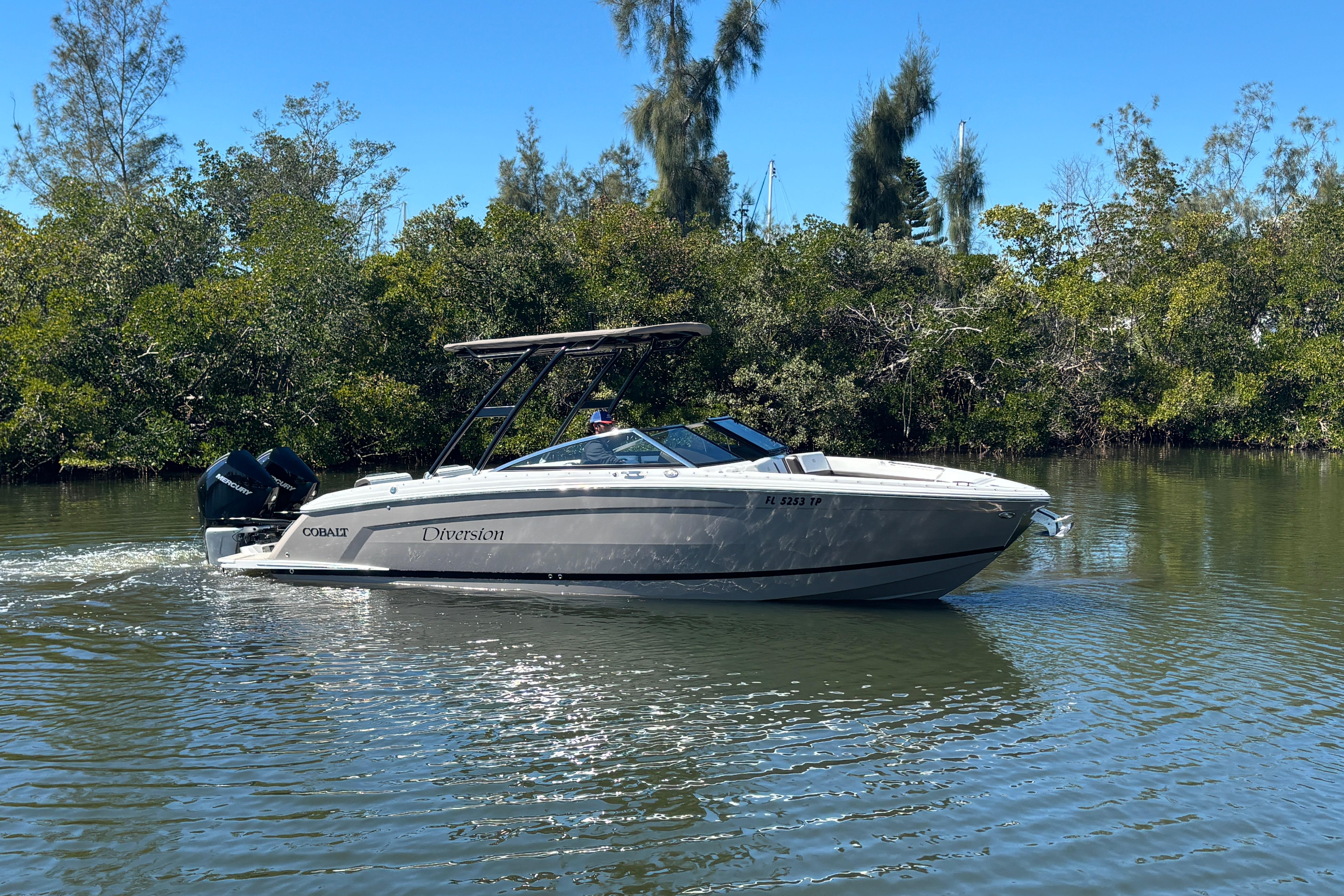 2022 Cobalt 28 R8 Outboard