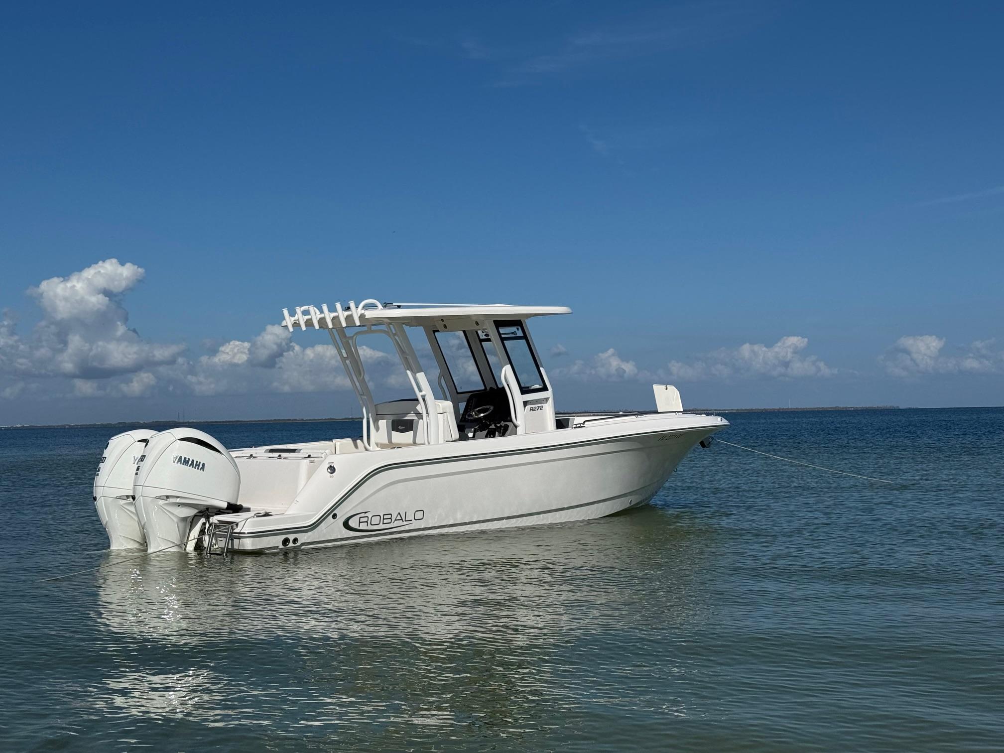2022 Robalo R272 Center Console