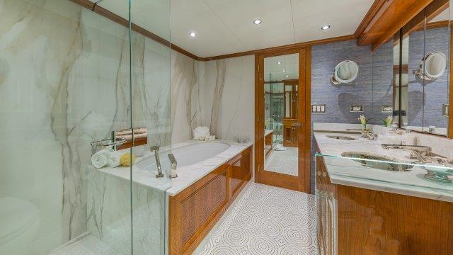 Breaux Bay Craft 124 ARIADNE - Master Bath