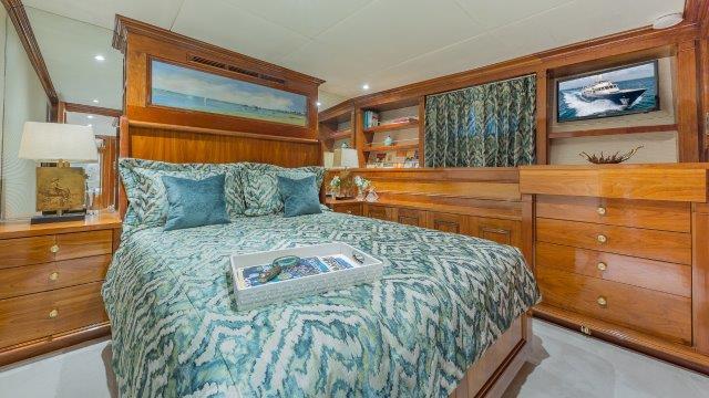 Breaux Bay Craft 124 ARIADNE - Queen Guest Cabin