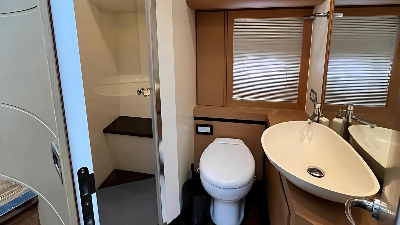 2010 Pershing 73 