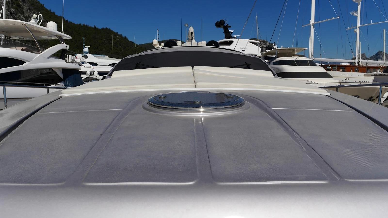 2010 Pershing 73 