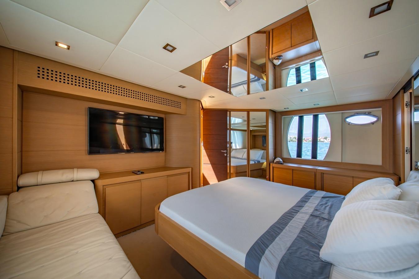 2010 Pershing 73 