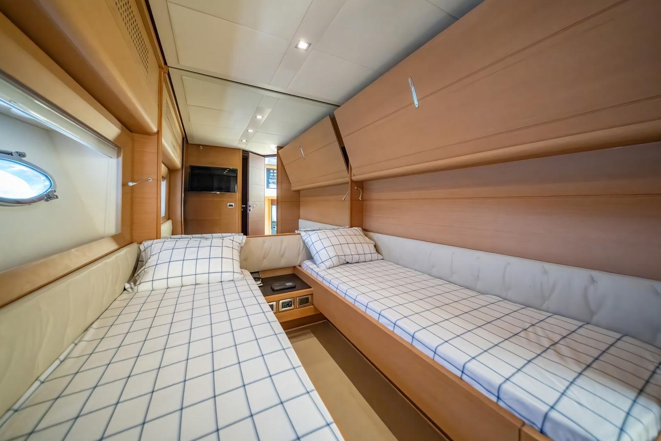 2010 Pershing 73 